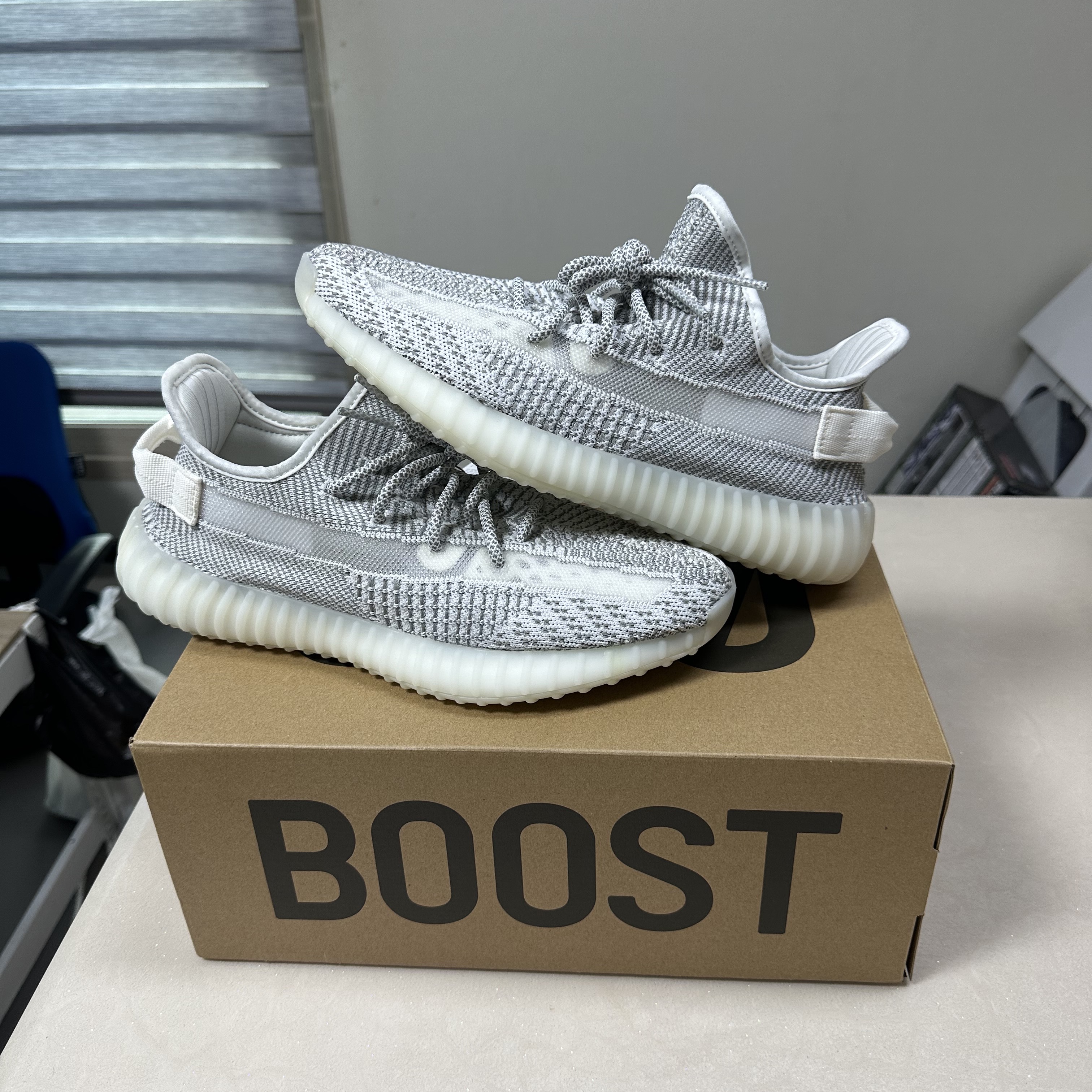 Adidas Yeezy Boost 350 V2 Static 2023 착용 스타일 - 1