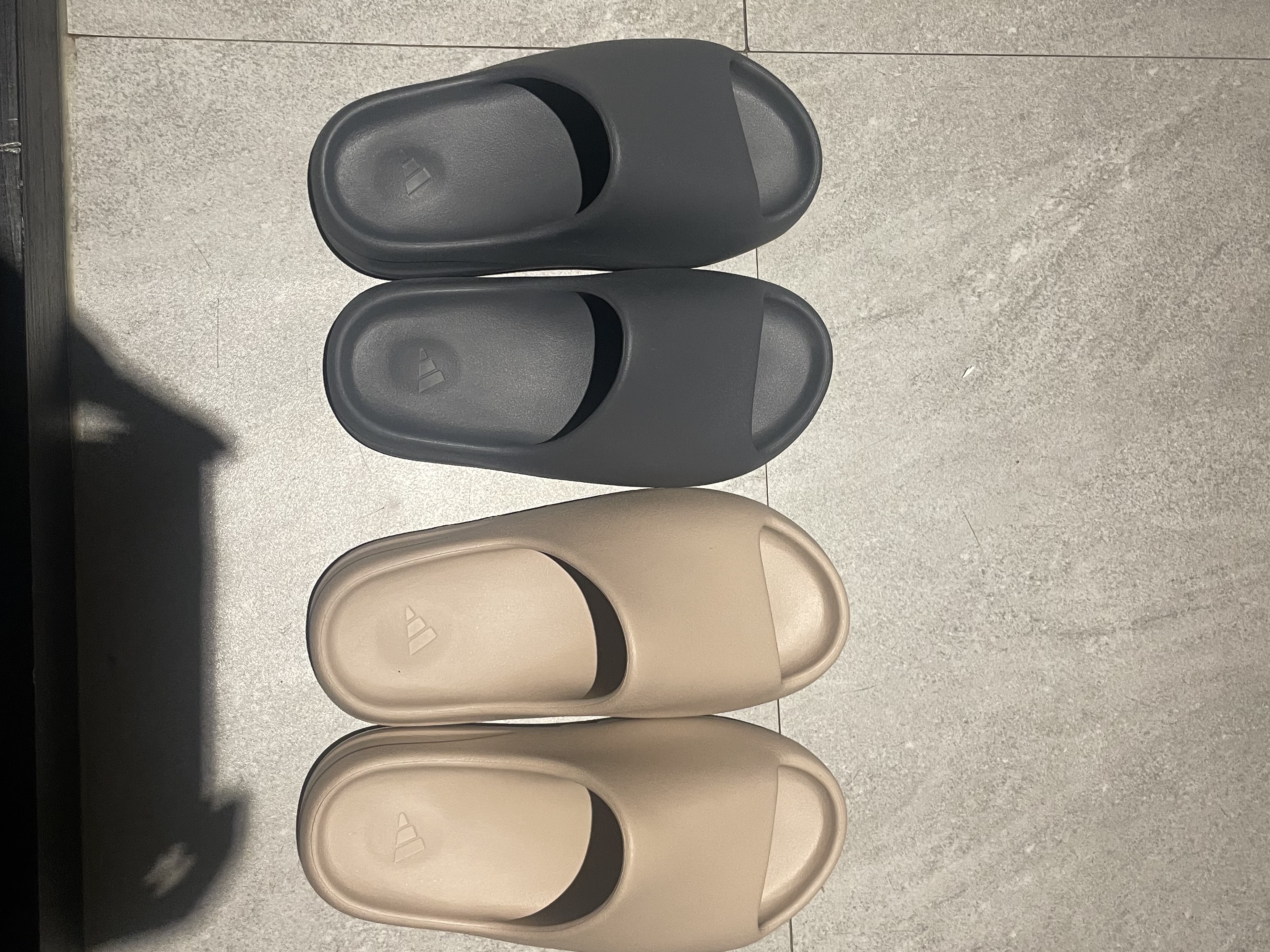 Adidas Yeezy Slide Slate Grey, Adidas Yeezy Slide Pure - Re-Release Ver. 착용 스타일 - 1