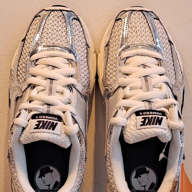 (W) Nike Zoom Vomero 5 Photon Dust and Metallic Silver 착용 스타일