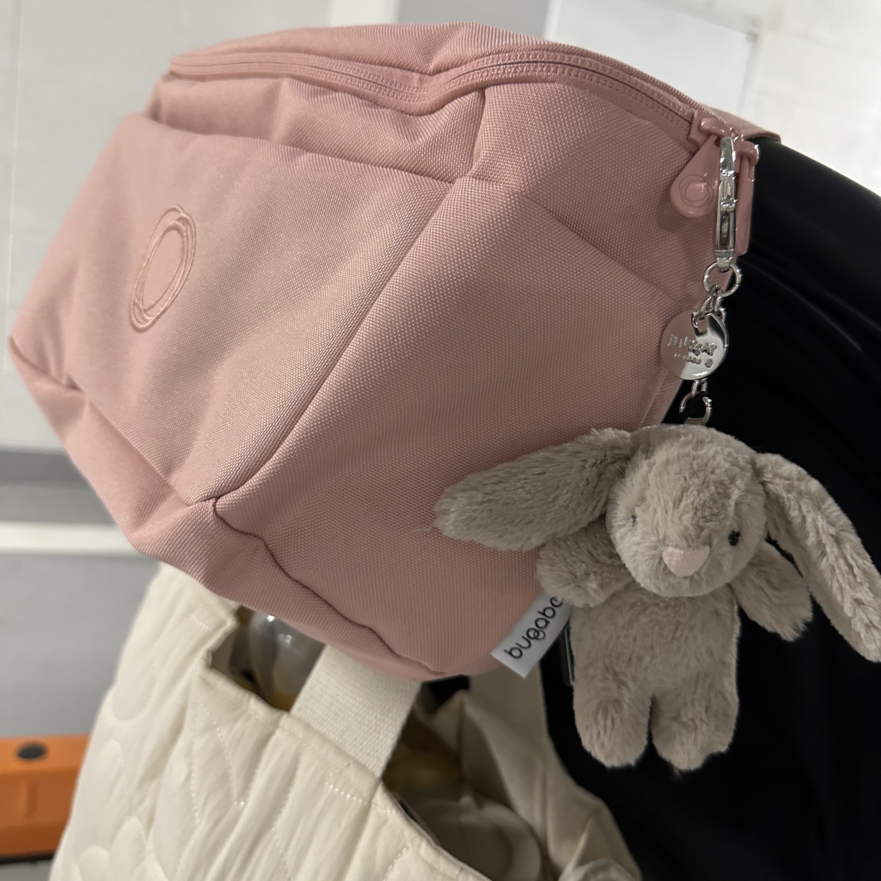 Jellycat Bashful Bunny Bag Charm Beige 착용 스타일