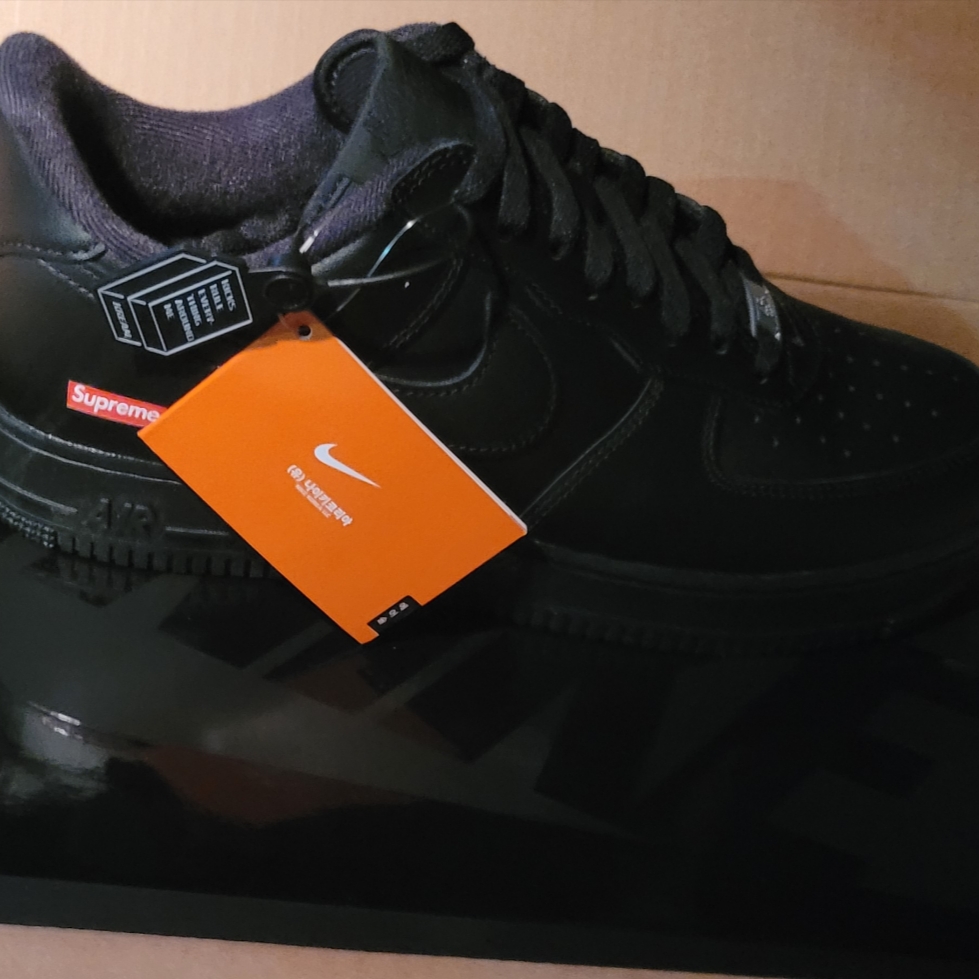 Nike x Supreme Air Force 1 Low Black 착용 스타일