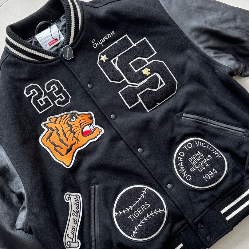Supreme Tiger Varsity Jacket Black - 23FW, Supreme Denim Camp Cap Washed Black - 22FW 착용 스타일 - 1
