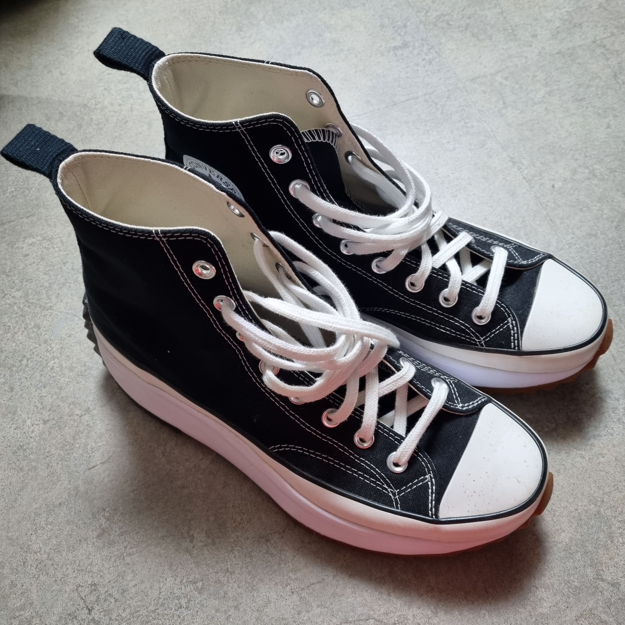 Converse Run Star Hike Hi Black White Gum 착용 스타일