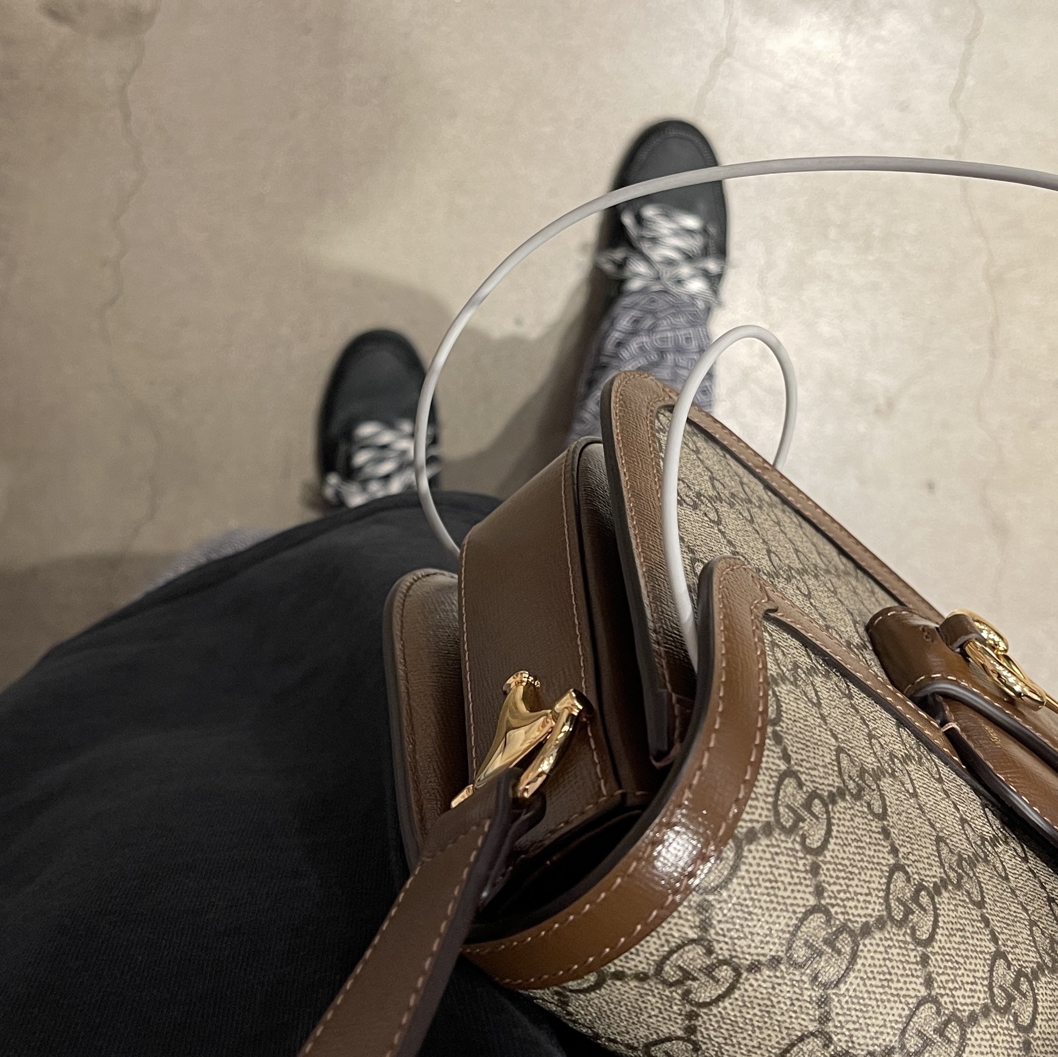 Jordan 1 x Travis Scott Retro Low OG SP Black Phantom, Gucci Horsebit 1955 Shoulder Bag Beige Ebony 착용 스타일