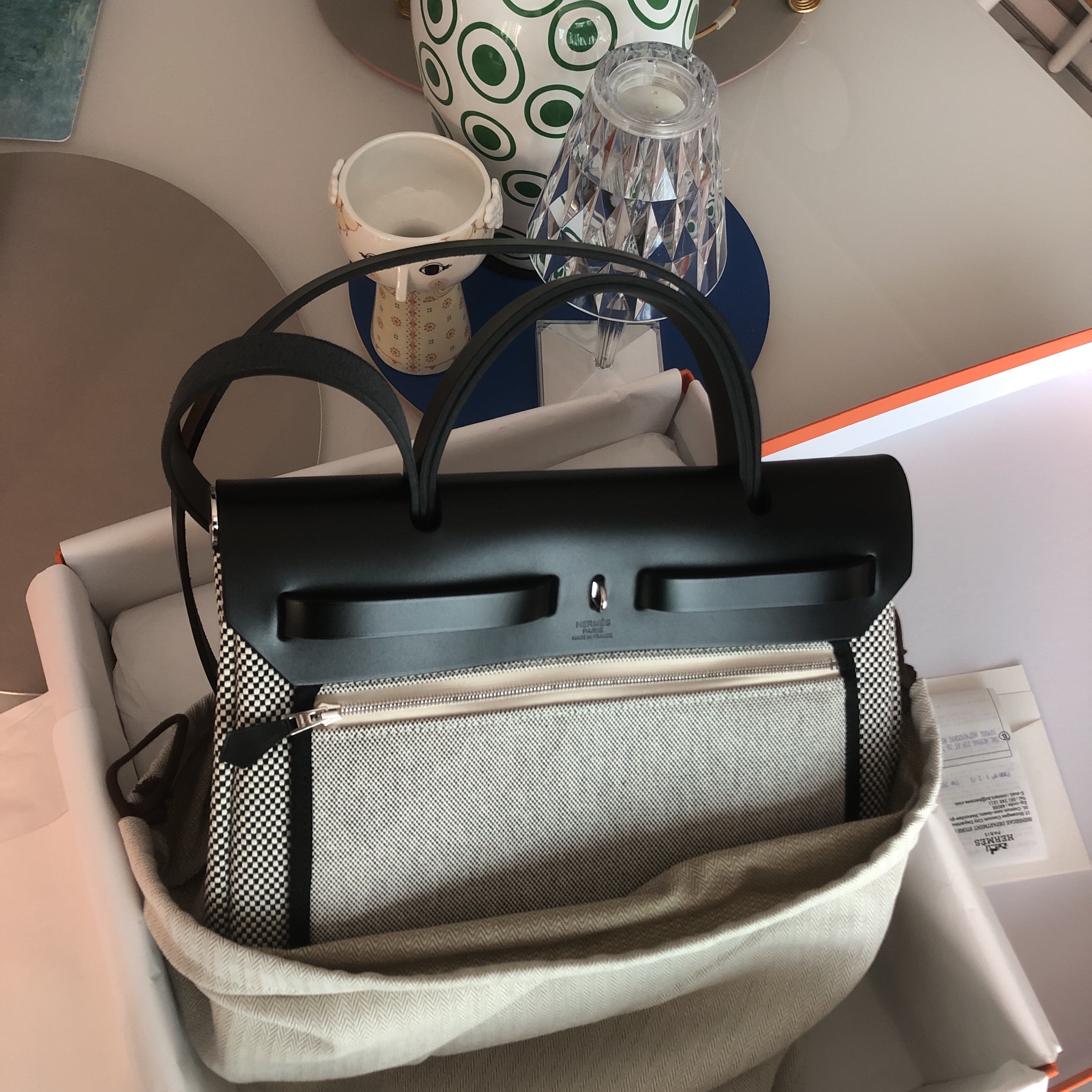 Hermes Herbag Zip 31 Bag Retourne Viking Canvas & Palladium Ecru Noir 착용 스타일 - 3