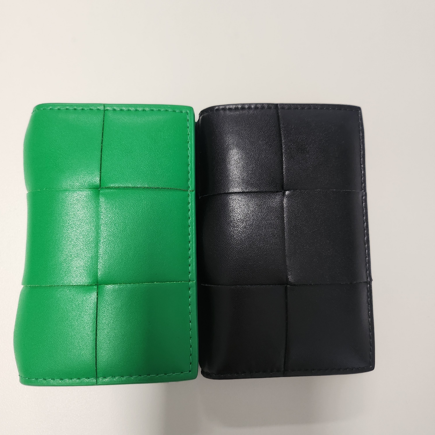 Bottega Veneta Flap Card Case Black, Bottega Veneta Flap Card Case Parakeet 착용 스타일