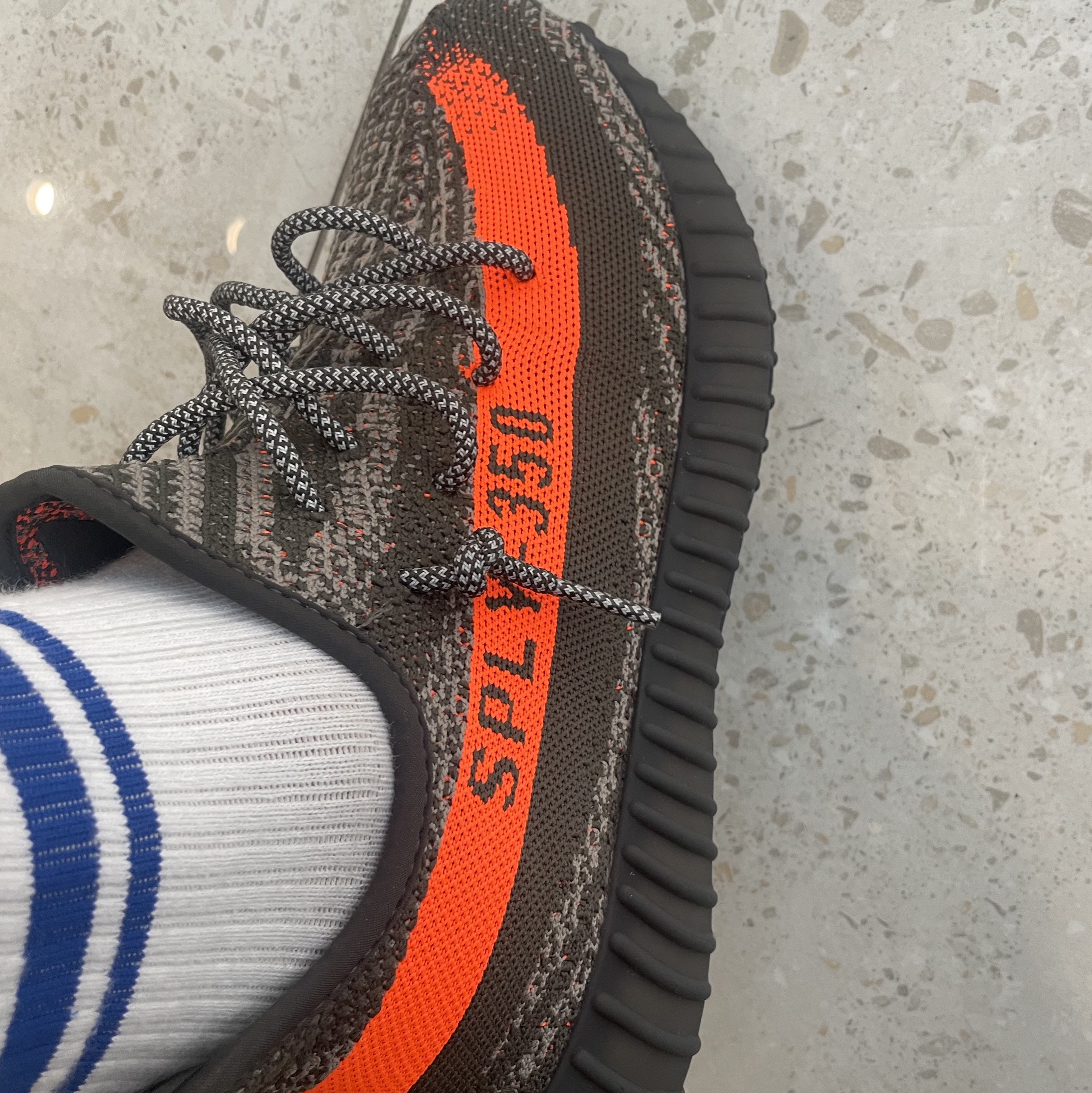 Adidas Yeezy Boost 350 V2 Carbon Beluga 착용 스타일 - 3