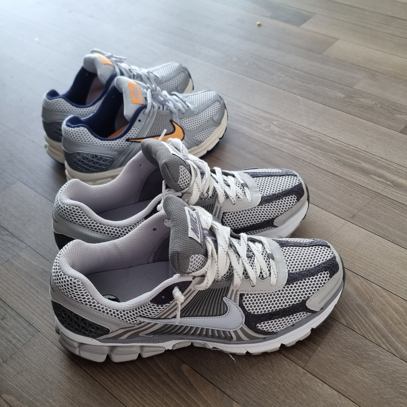 Nike Zoom Vomero 5 PRM Light Iron Ore and Flat Fewter, Nike Zoom Vomero 5 Pure Platinum and Laser Orange 착용 스타일