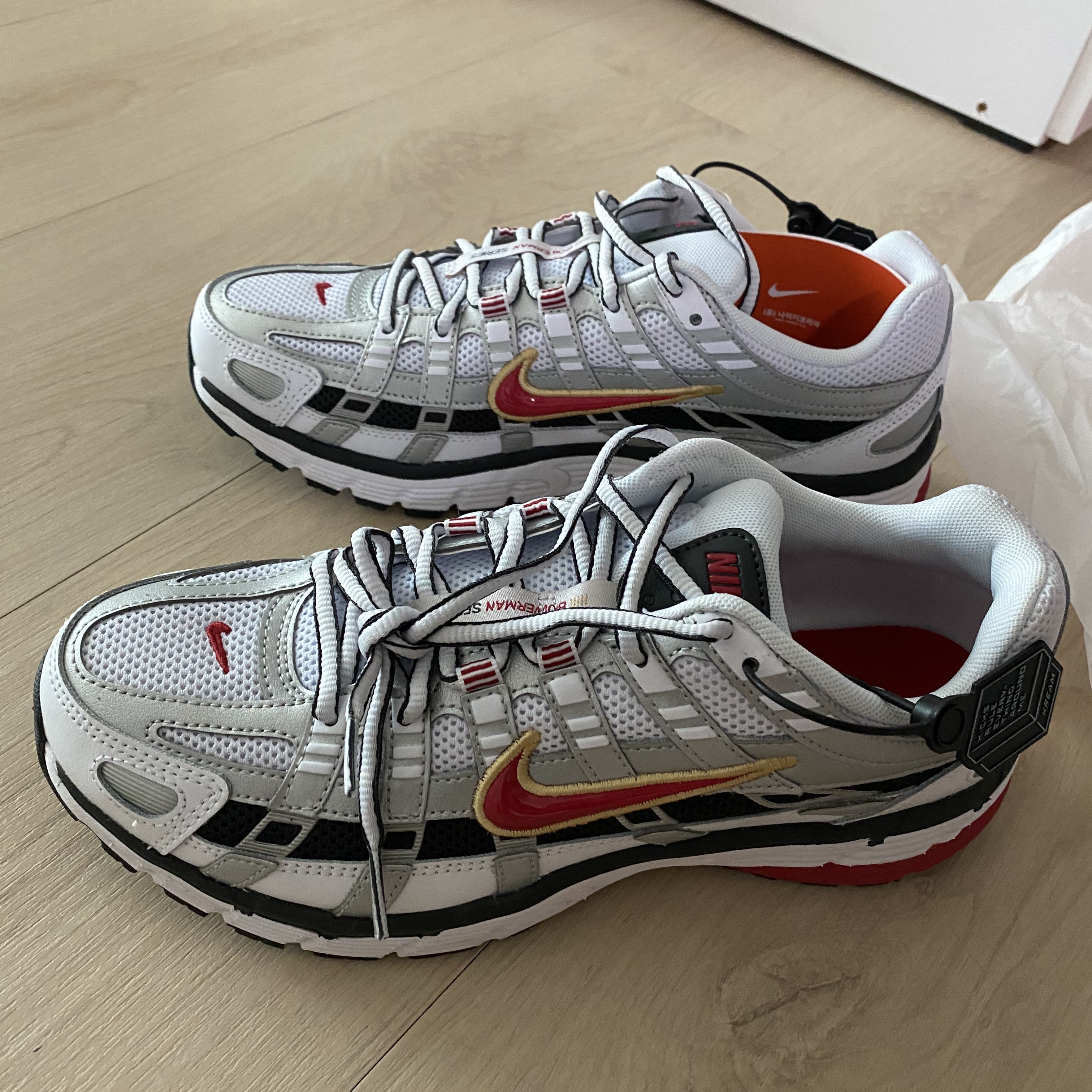 (W) Nike P-6000 Metallic Silver Red 착용 스타일