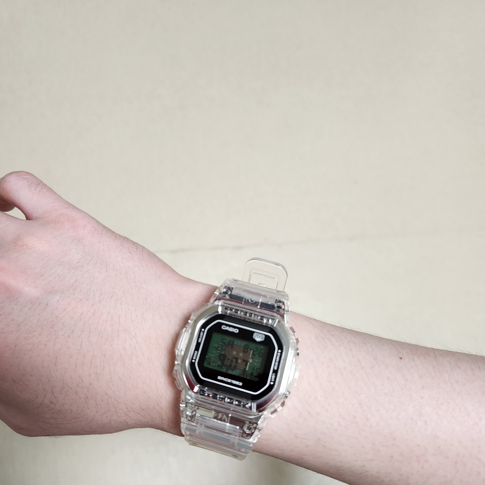 Casio G-Shock 40th Anniversary Clear Remix 5000 Series DW-5040RX-7 Clear 착용 스타일 - 2
