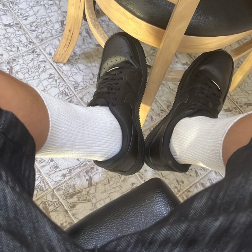 Nike Air Force 1 '07 Low Triple Black 착용 스타일 - 2