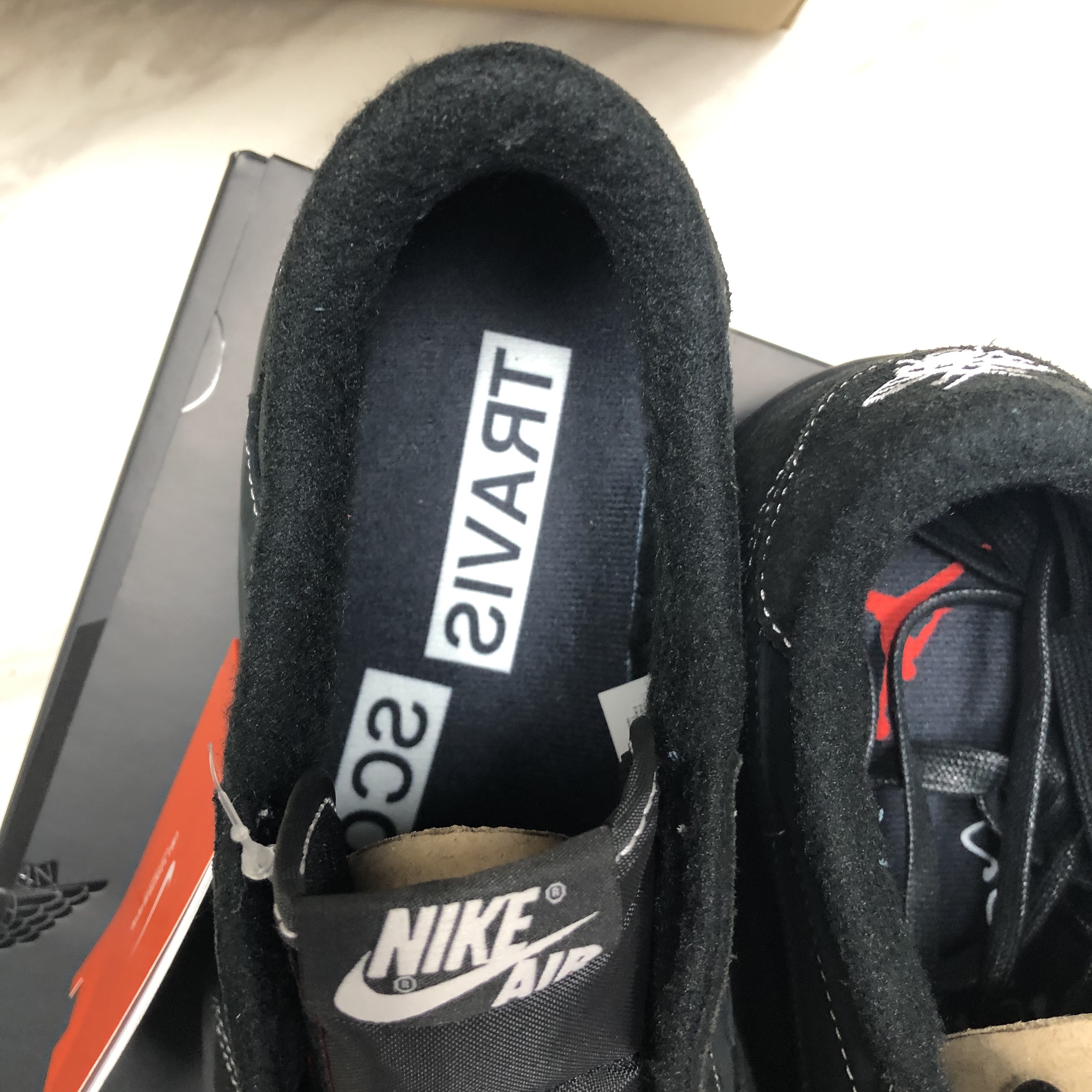 Jordan 1 x Travis Scott Retro Low OG SP Black Phantom 착용 스타일 - 2