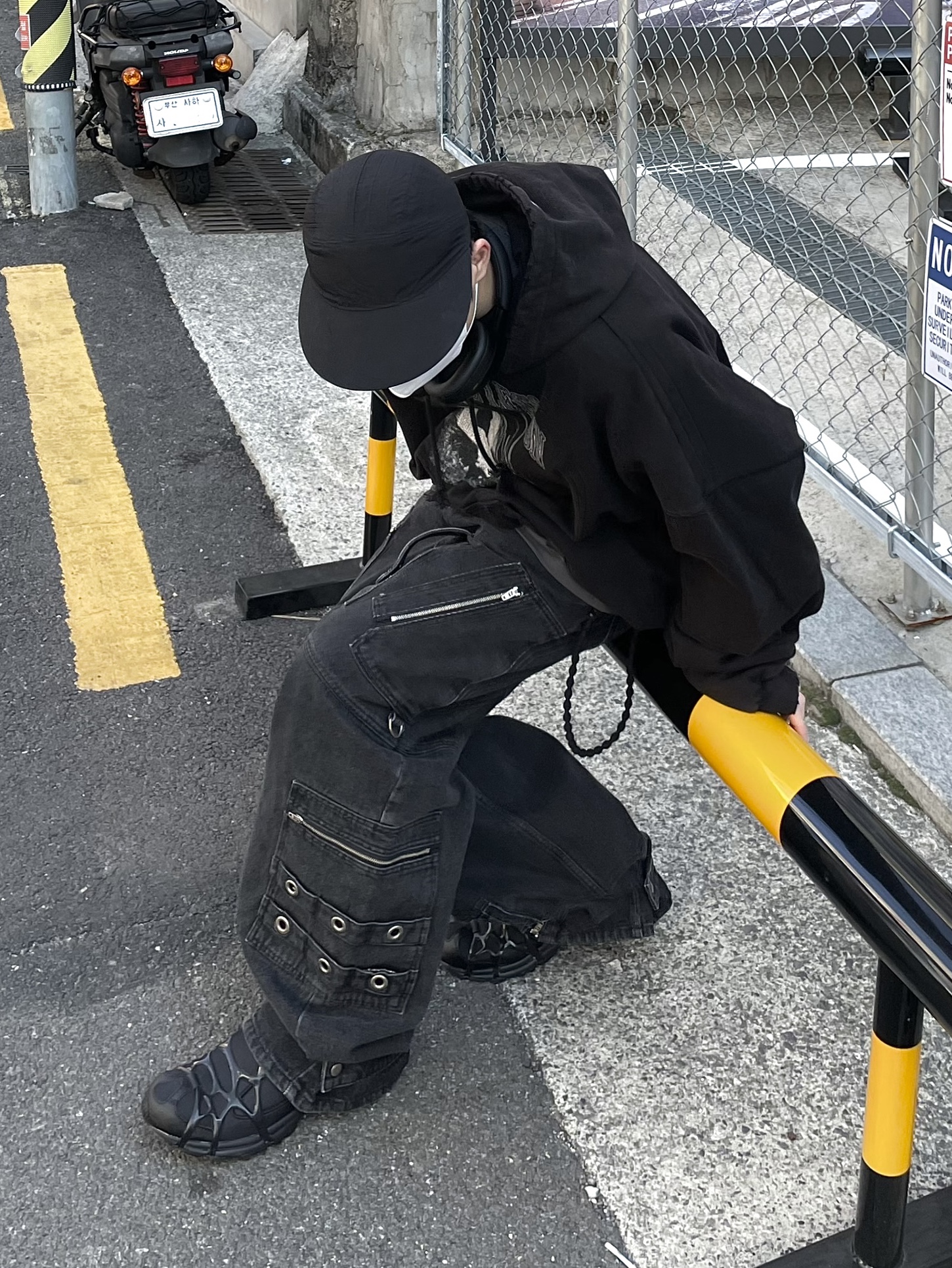 Nike Air Kukini Triple Black, Project G/R Flight Denim Pants Black 착용 스타일