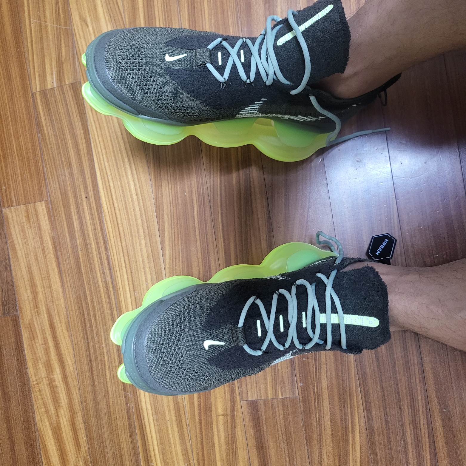 Nike Air Max Scorpion Flyknit Barely Volt 착용 스타일 - 1
