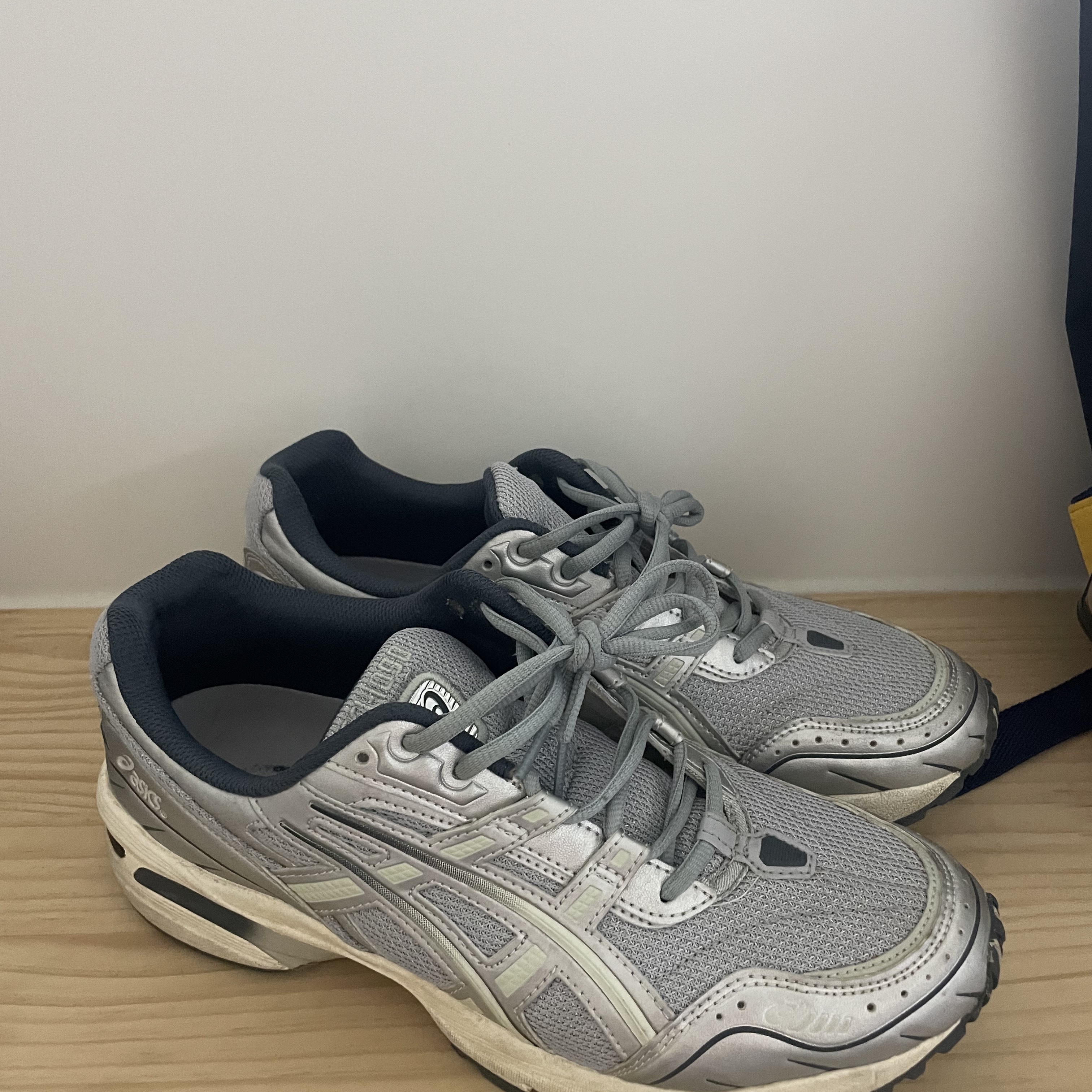 Asics Gel-1090 Piedmont Grey 착용 스타일