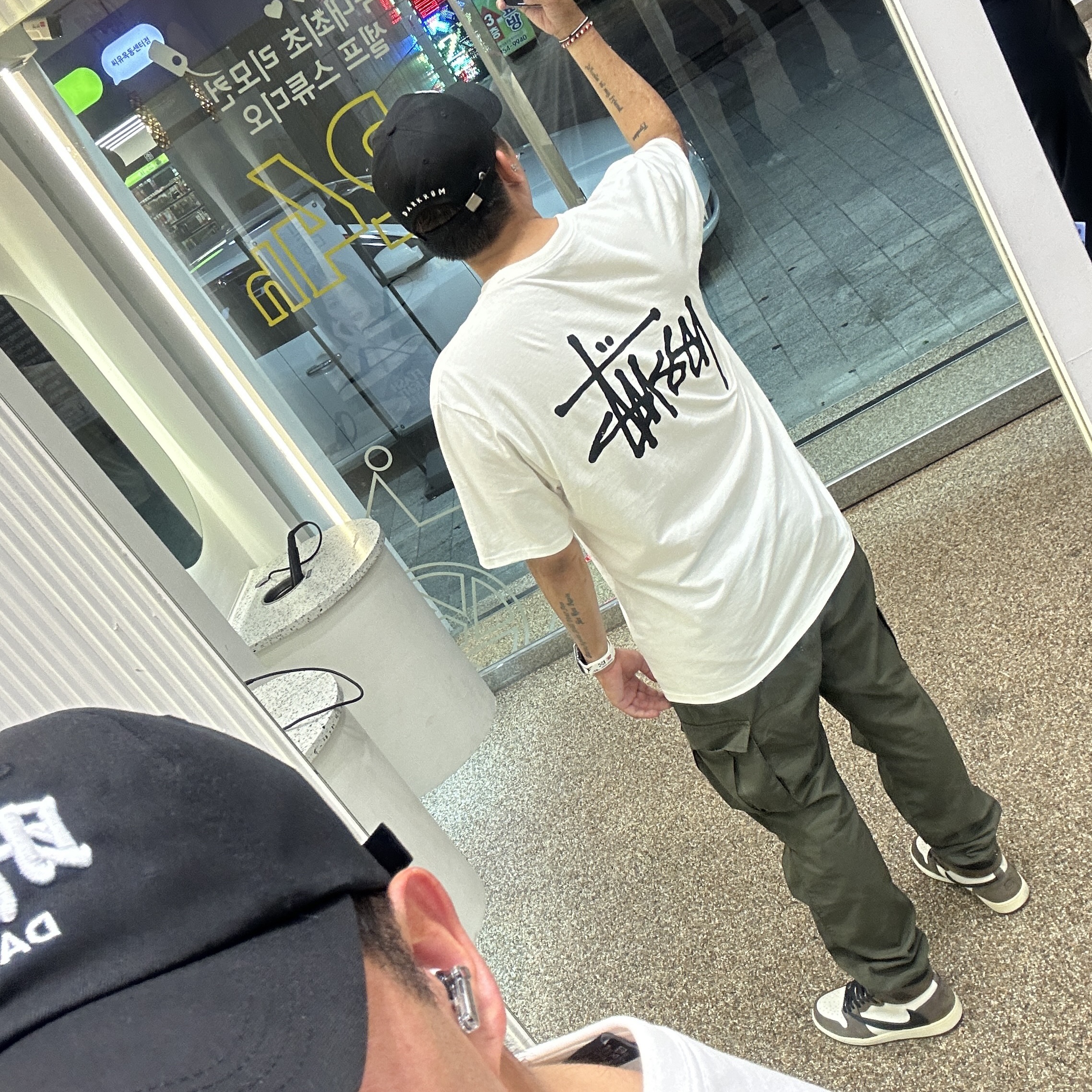 Darkr8m Studio White Logo Cap, Stussy Basic Stussy T-Shirt White 2023 착용 스타일 - 5