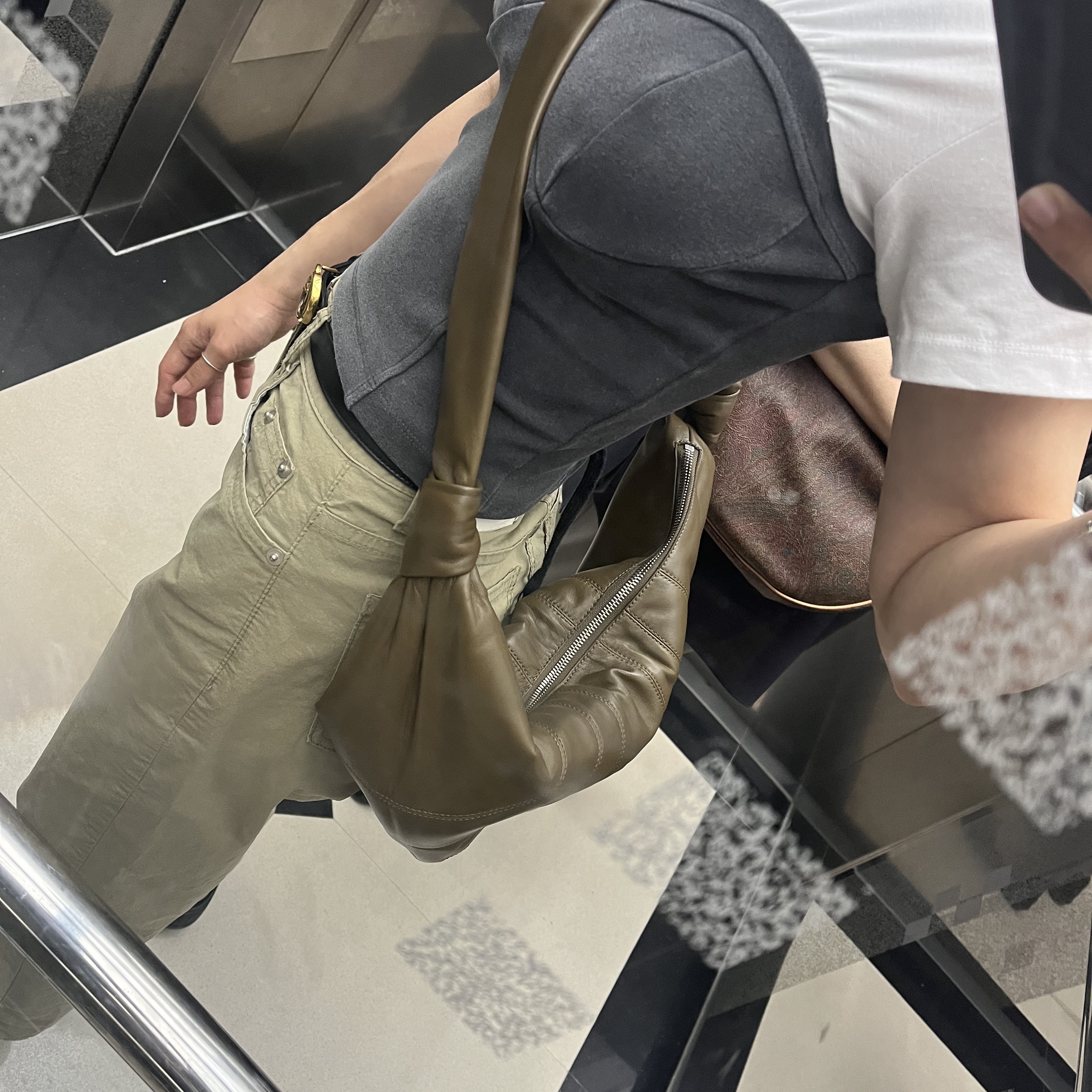 Lemaire Medium Croissant Bag Soft Nappa Leather Dark Olive 착용 스타일