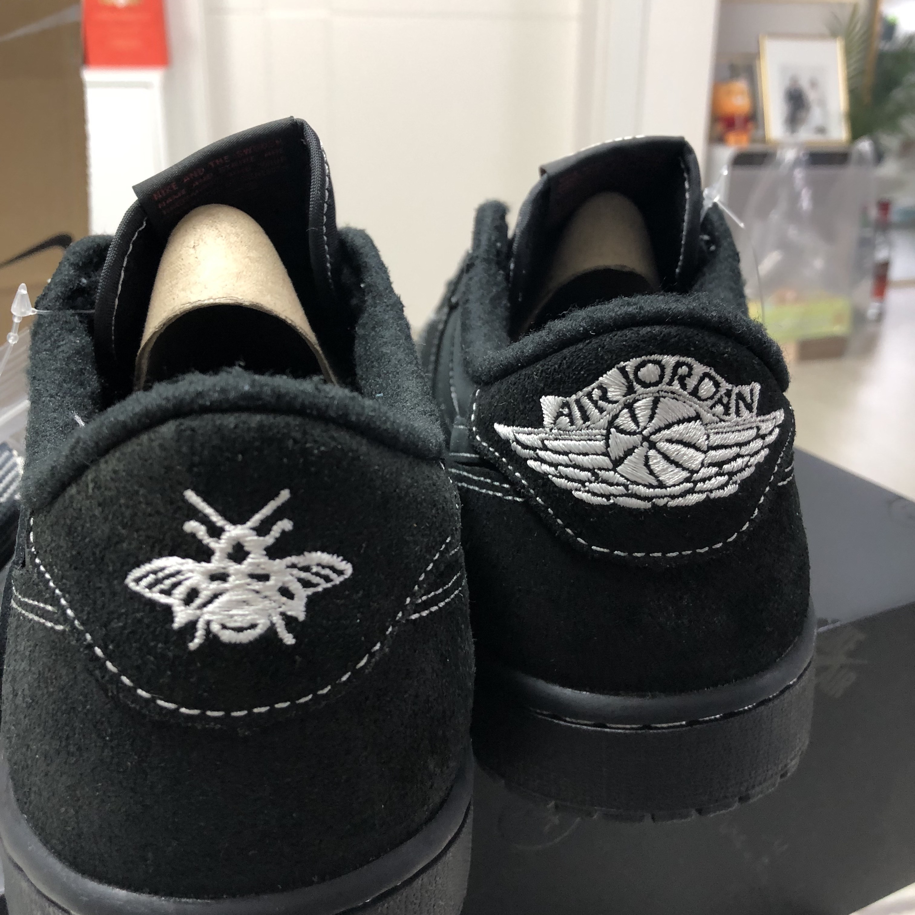 Jordan 1 x Travis Scott Retro Low OG SP Black Phantom 착용 스타일 - 3