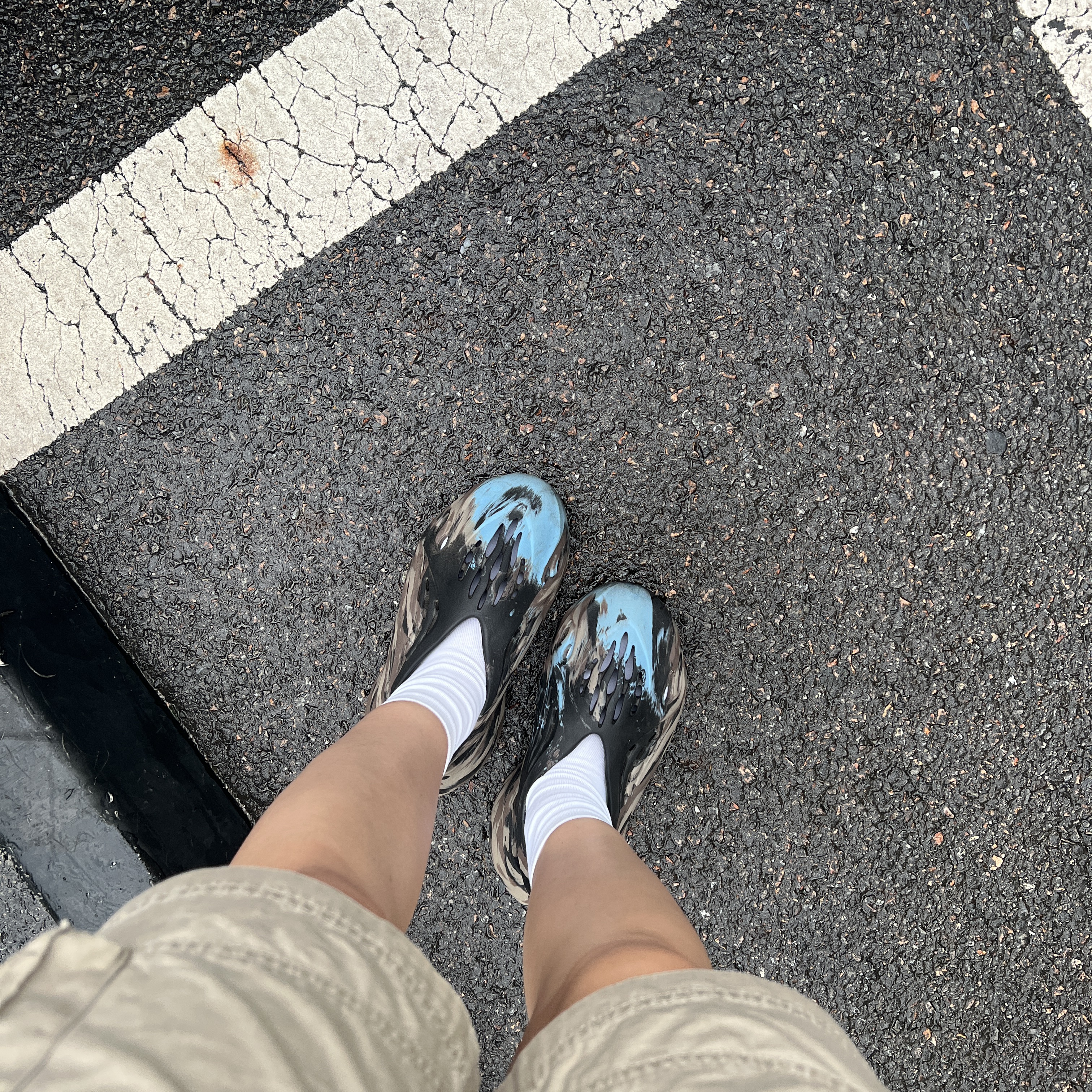 Adidas Yeezy Foam RNNR MX Cinder 착용 스타일 - 3