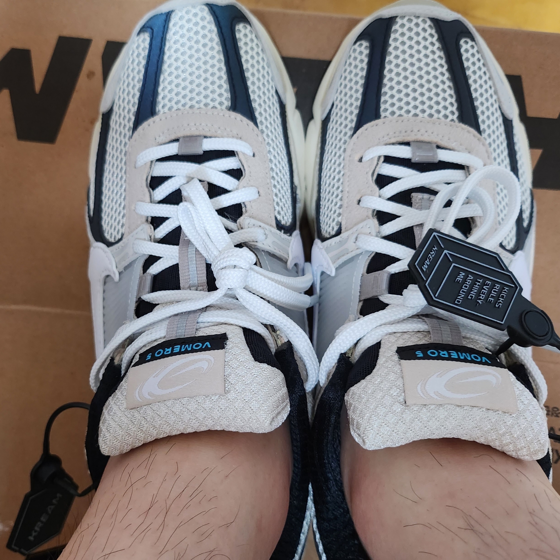Nike Zoom Vomero 5 Light Bone and Black 착용 스타일