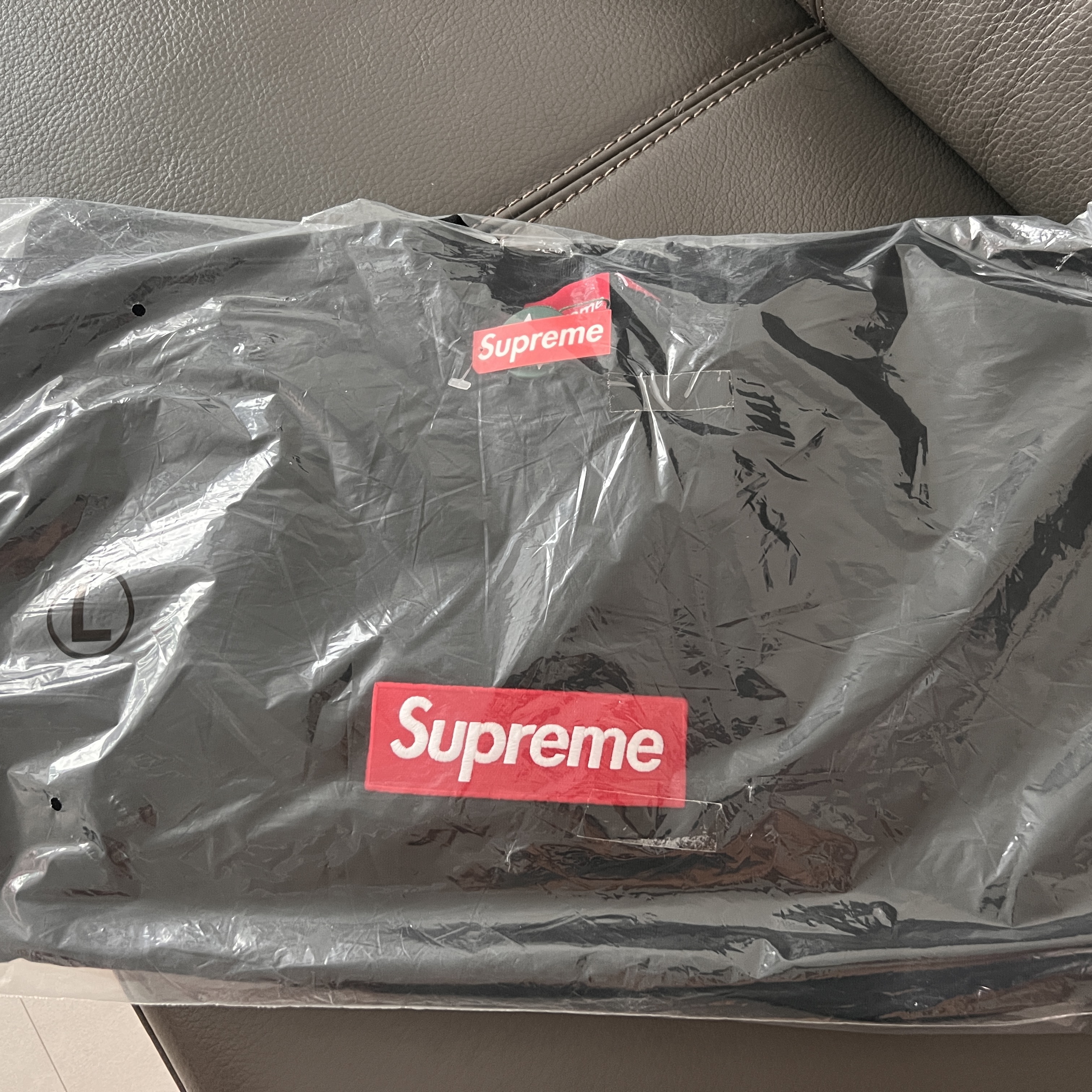 Supreme Box Logo Crewneck Black - 22FW 착용 스타일