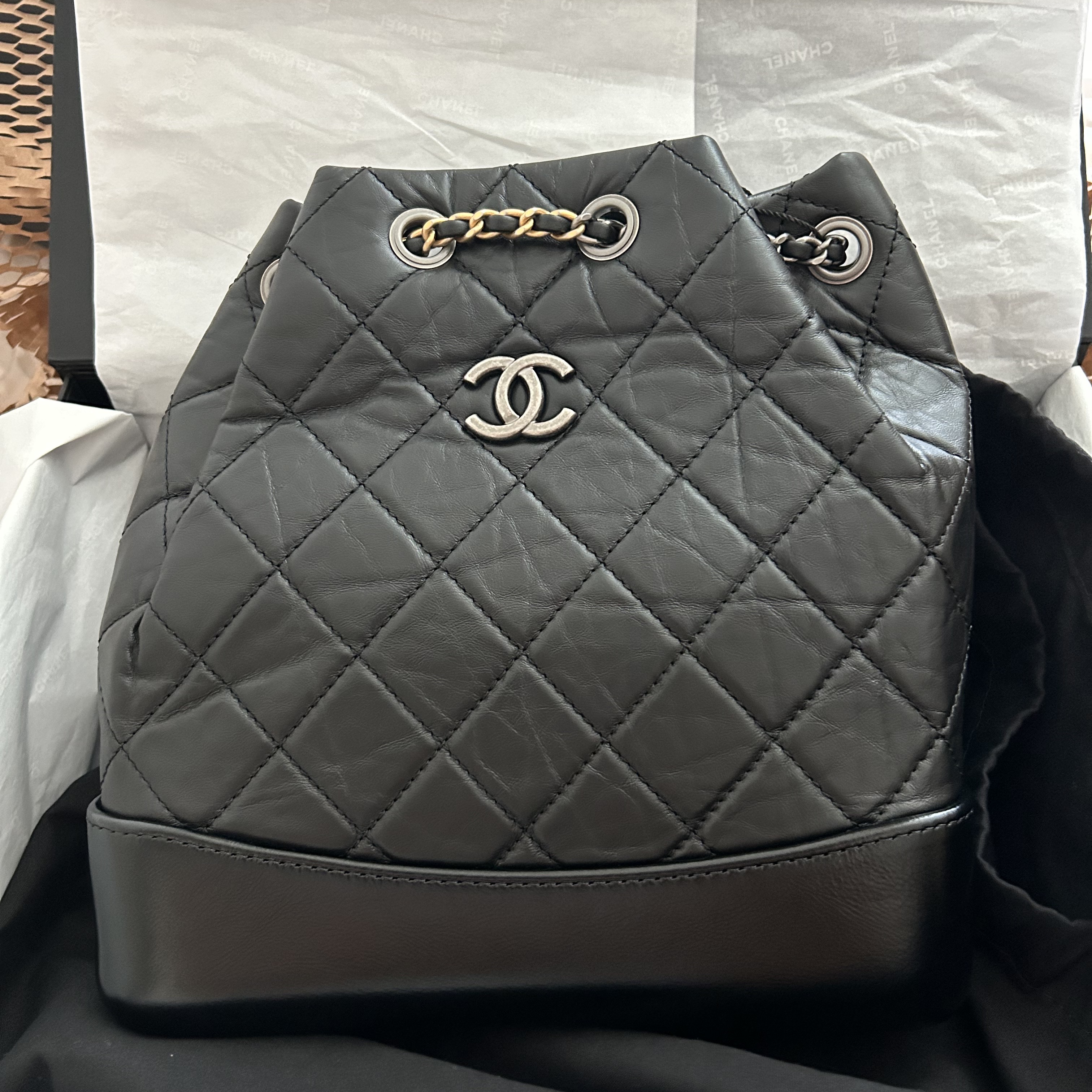 Chanel Small Gabrielle Backpack Aged Calfskin & Gold Silver Black 착용 스타일 - 3
