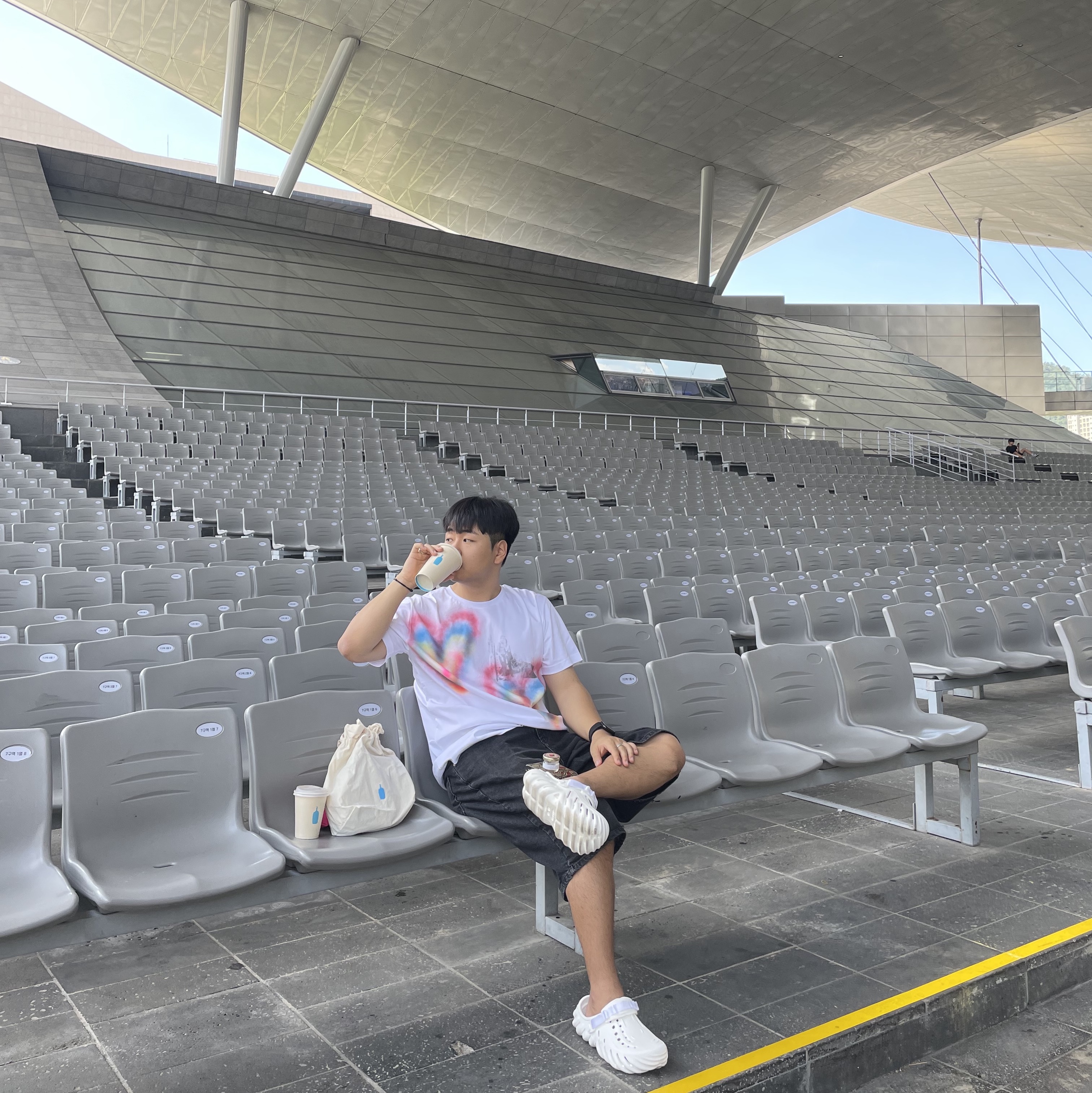 The Museum Visitor Berlin Love Heart Sprayed T-Shirt White 착용 스타일 - 1
