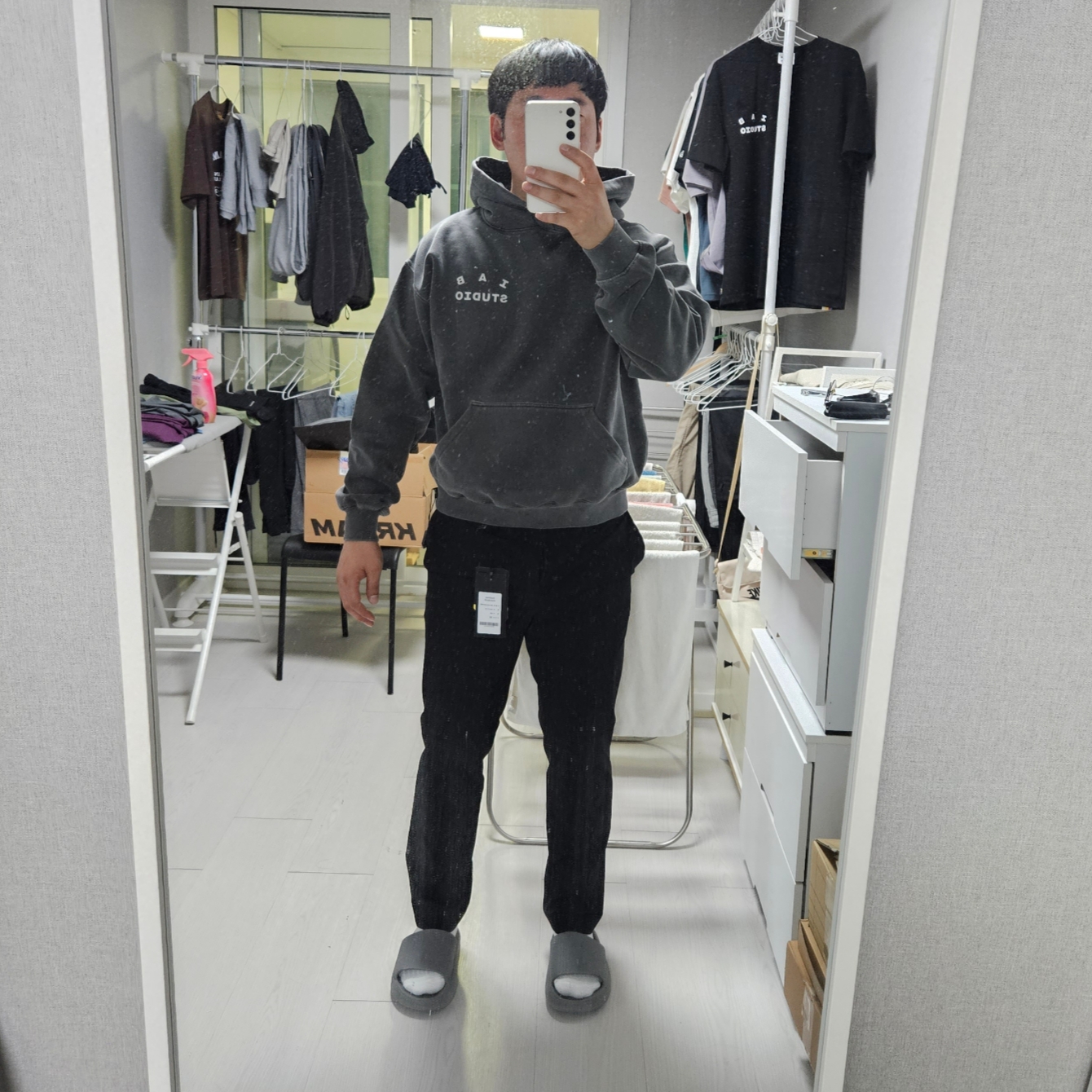 IAB Studio Pigment Hoodie Black 착용 스타일 - 1