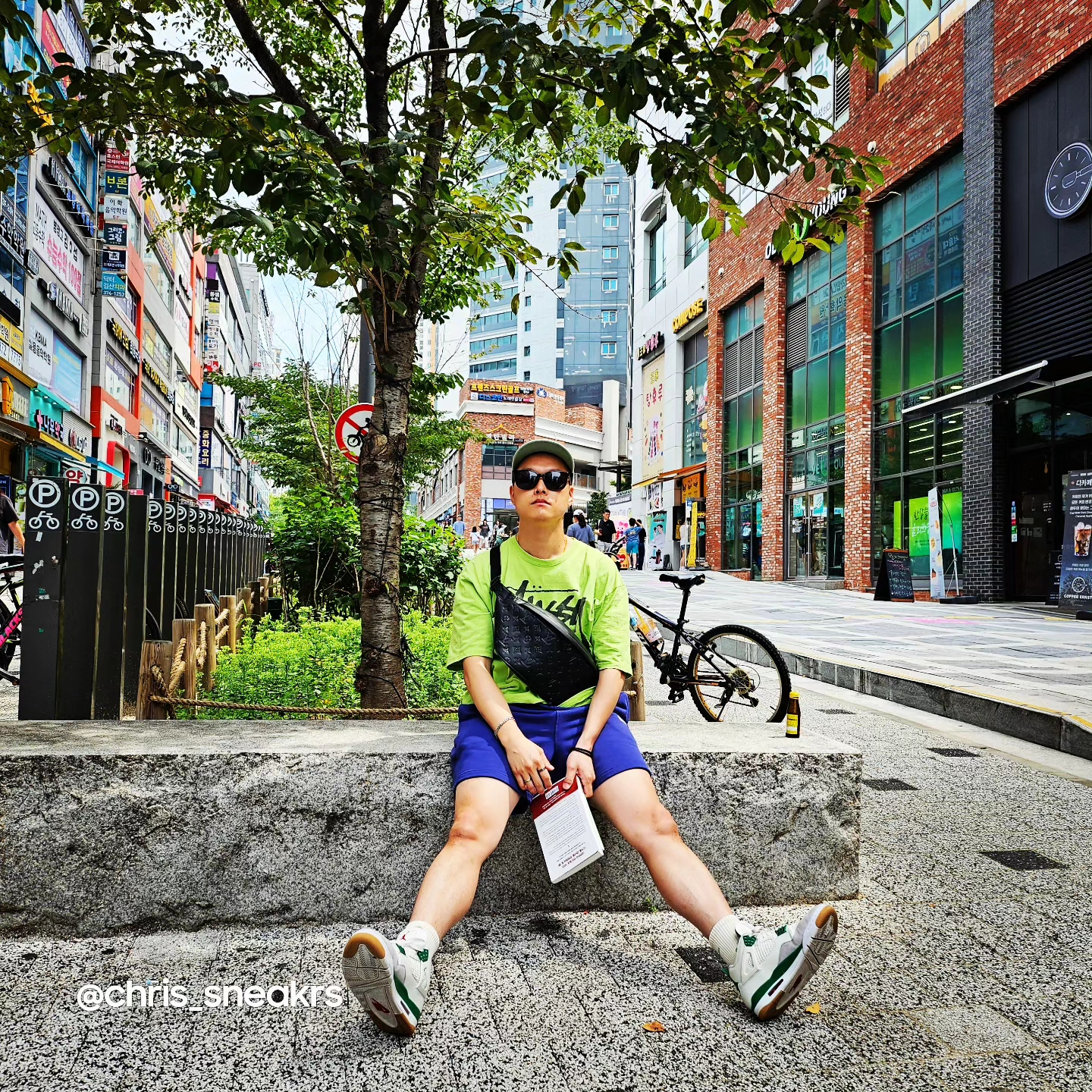Stussy World Tour T-Shirt Tea 2023, Louis Vuitton Discovery PM Bumbag Monogram Shadow Black 착용 스타일 - 1
