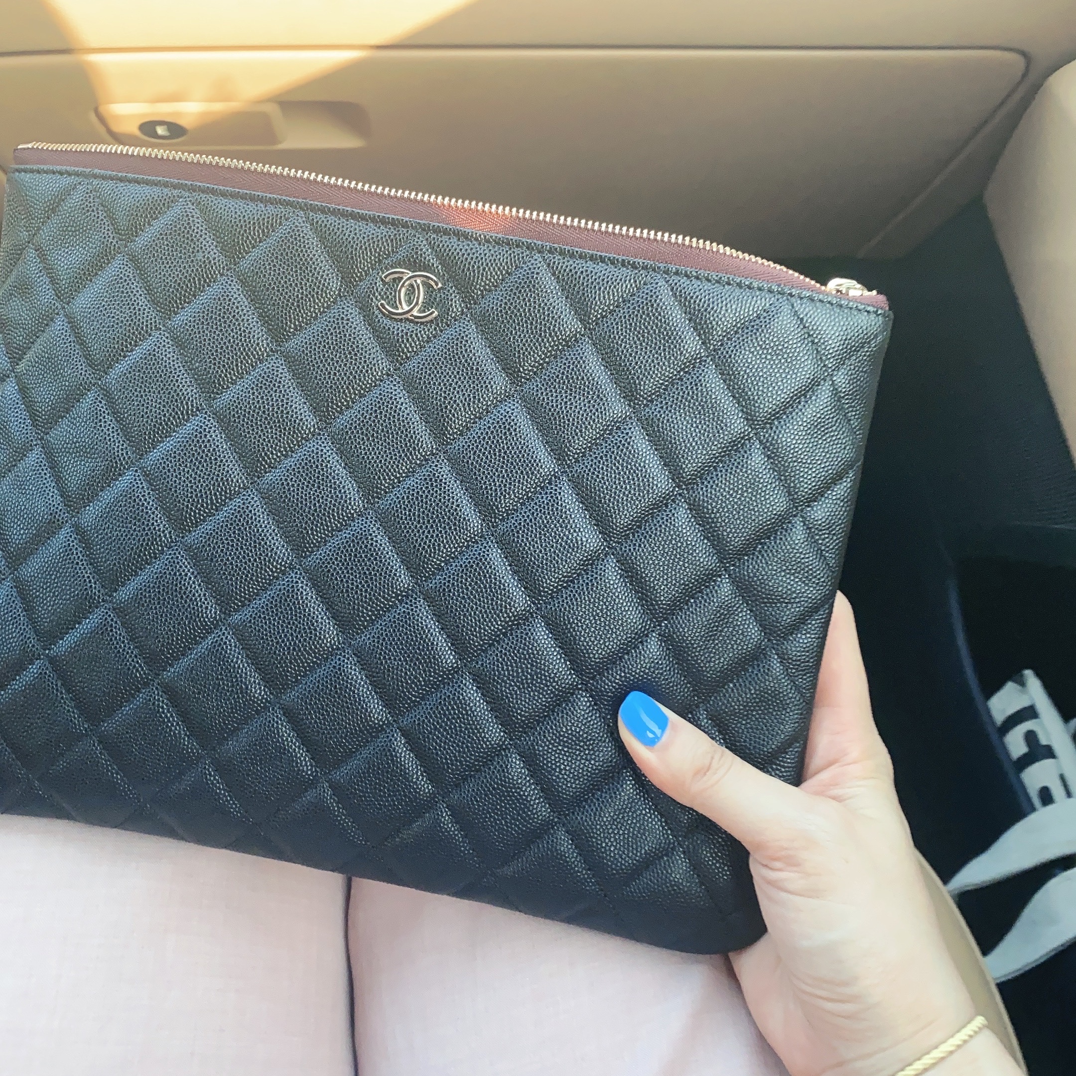 Chanel Medium Classic Pouch Grained Calfskin & Gold Black 착용 스타일
