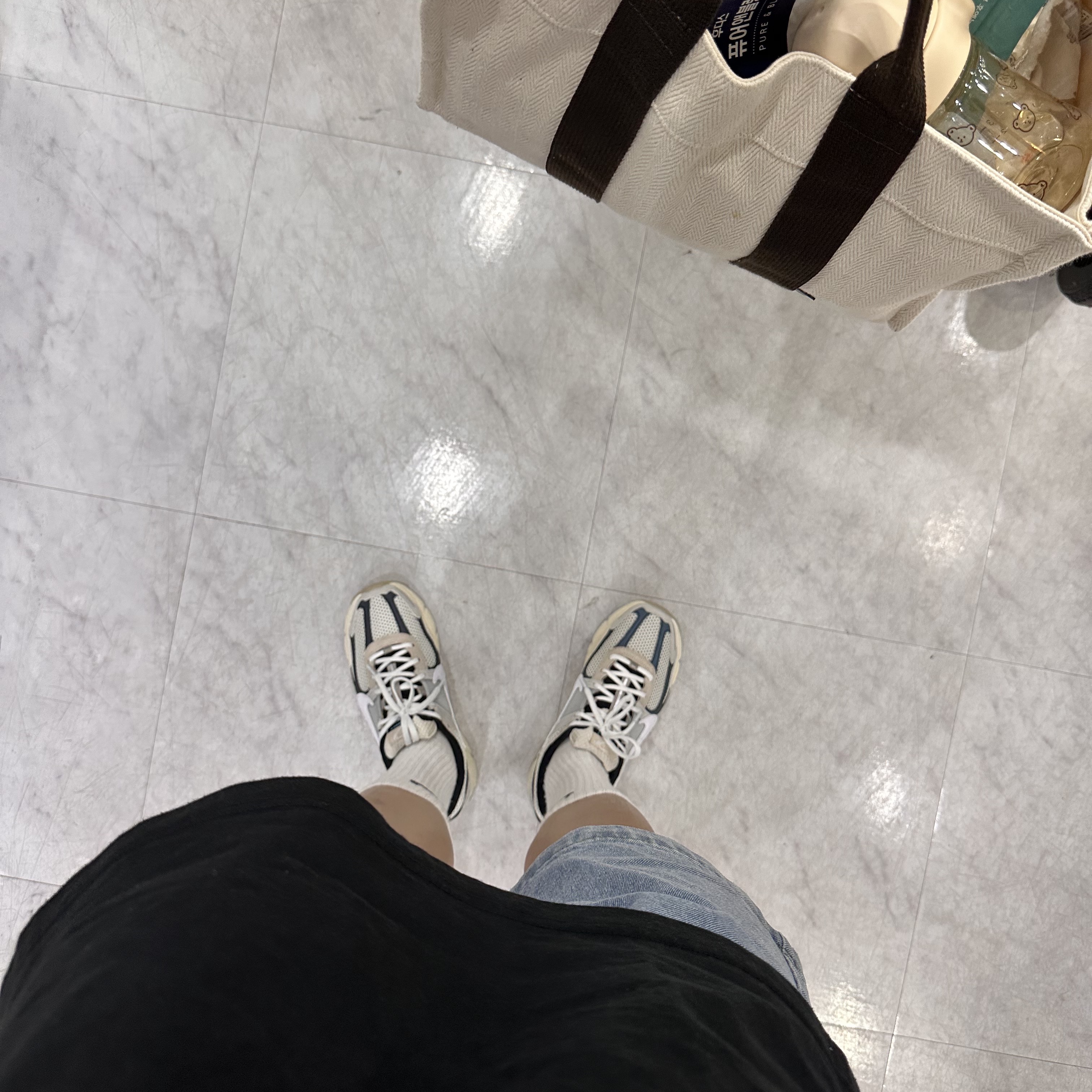 Nike Zoom Vomero 5 Light Bone and Black 착용 스타일