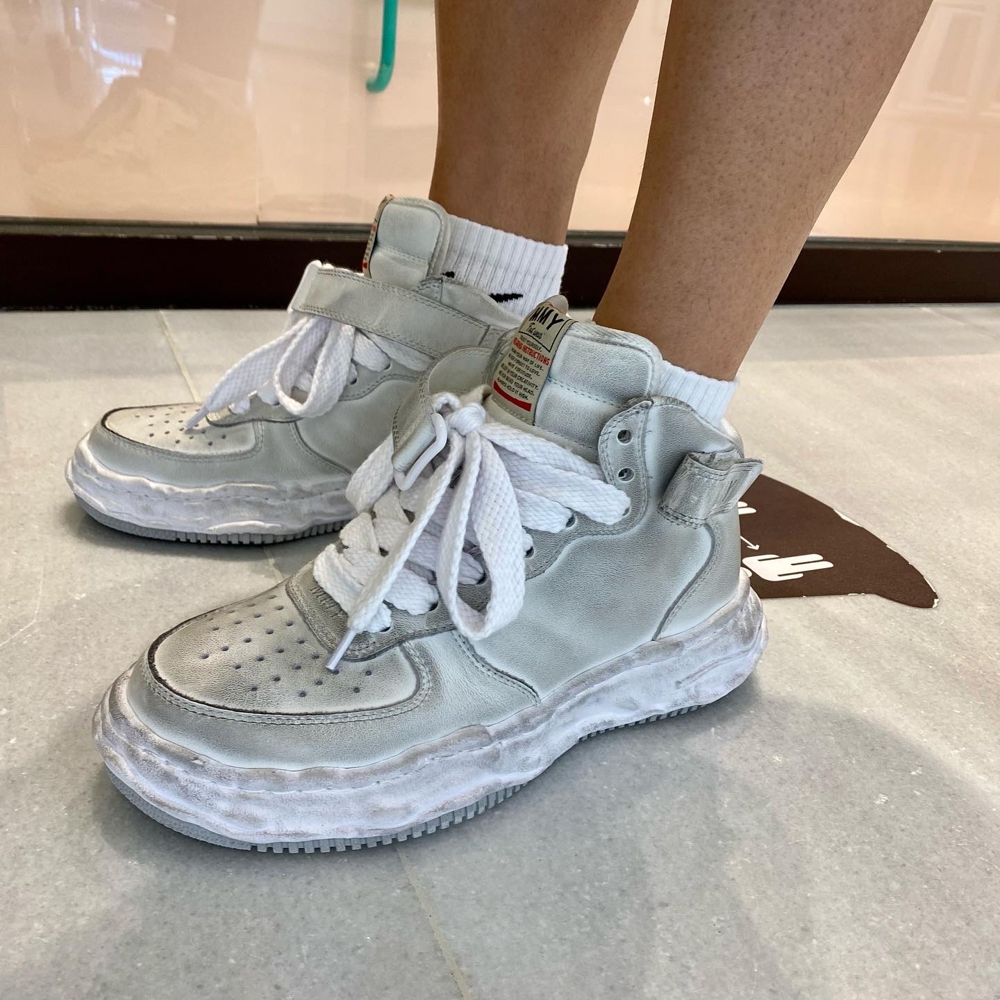 Maison Mihara Yasuhiro Wayne OG DE Sole Leather High-top Sneakers White 착용 스타일