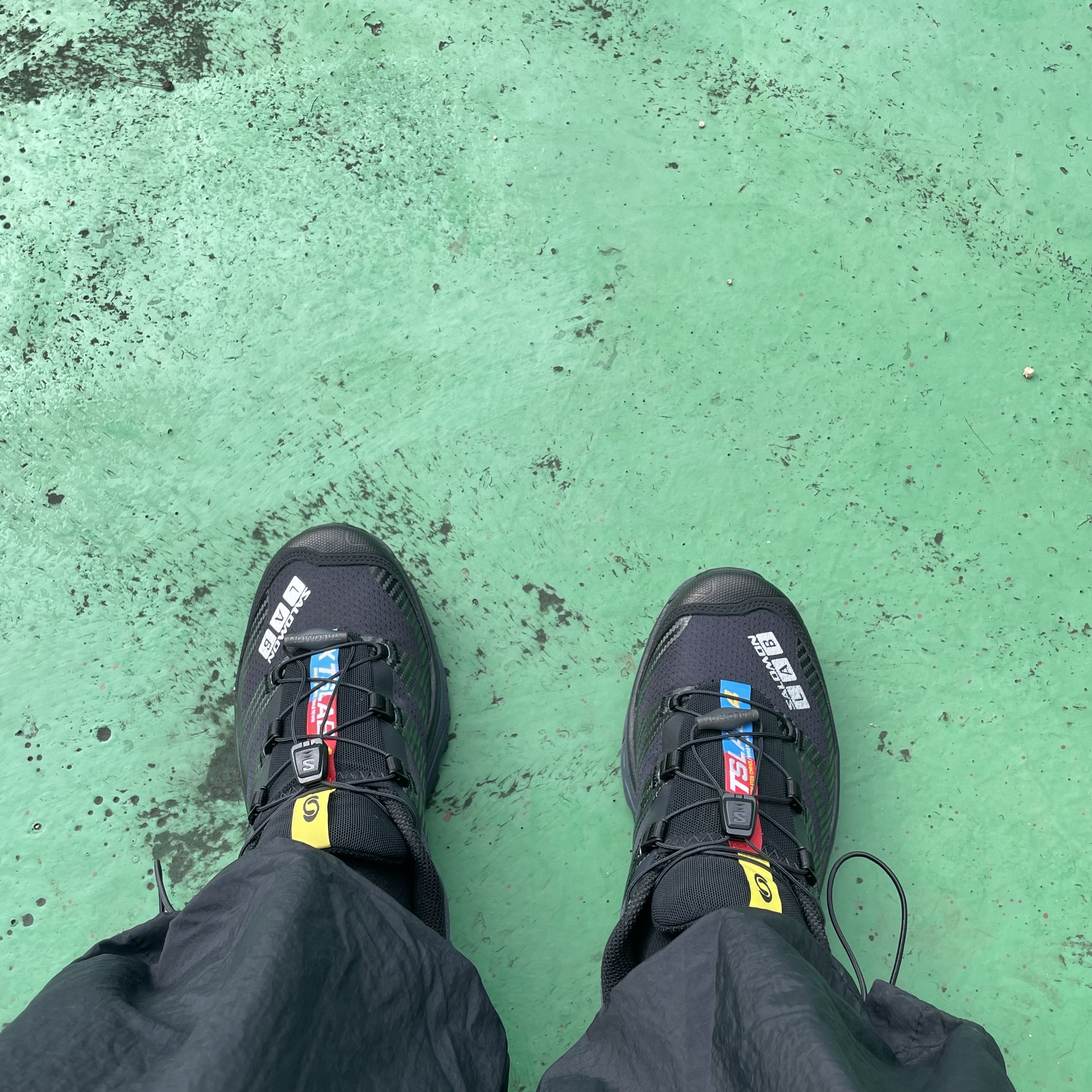 Salomon XT-4 Black Silver Metallic 착용 스타일