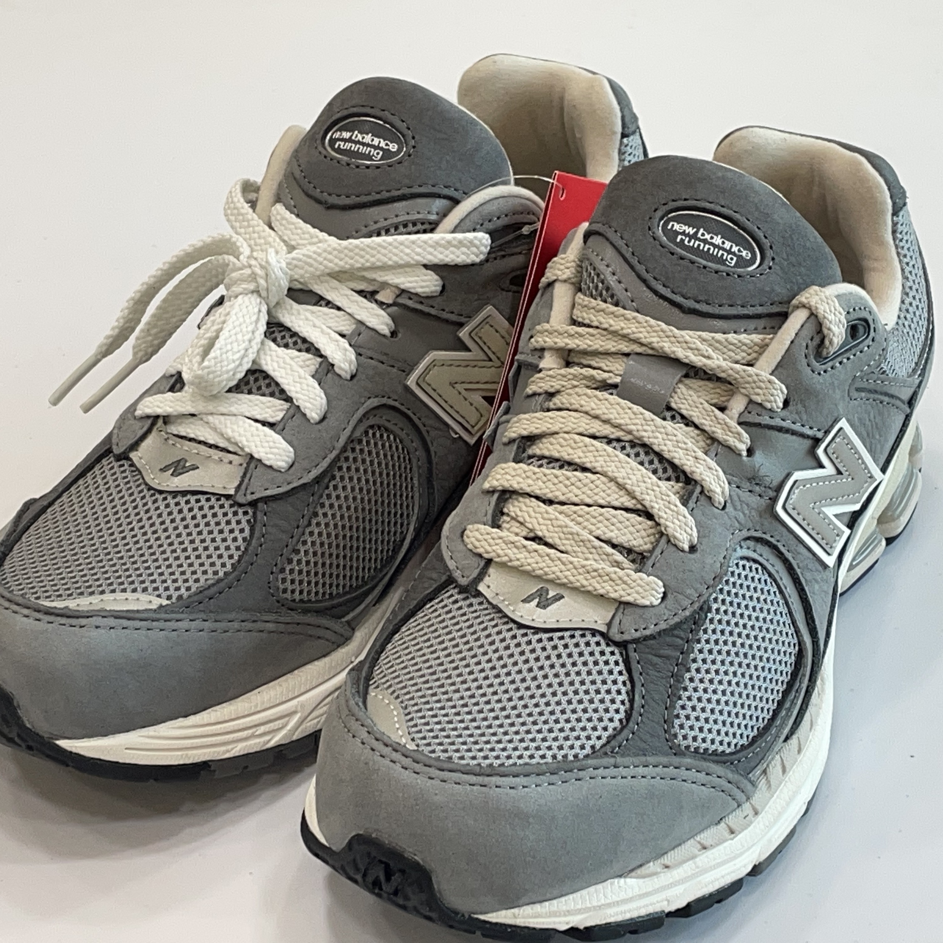 New Balance 2002R Premium Vintage Grey 착용 스타일 - 2