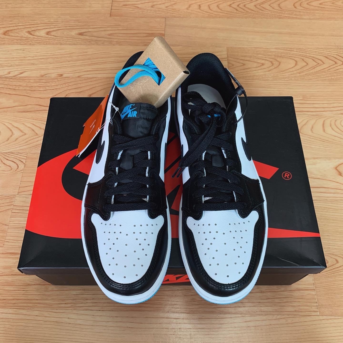 Jordan 1 Retro Low OG Black and Dark Powder Blue 착용 스타일 - 1