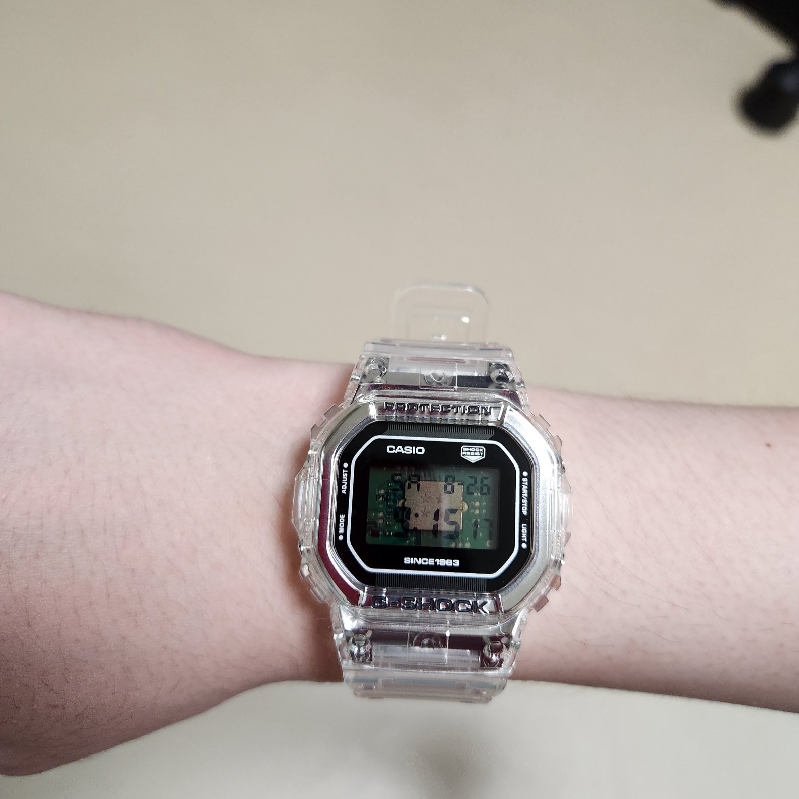 Casio G-Shock 40th Anniversary Clear Remix 5000 Series DW-5040RX-7 Clear 착용 스타일 - 3