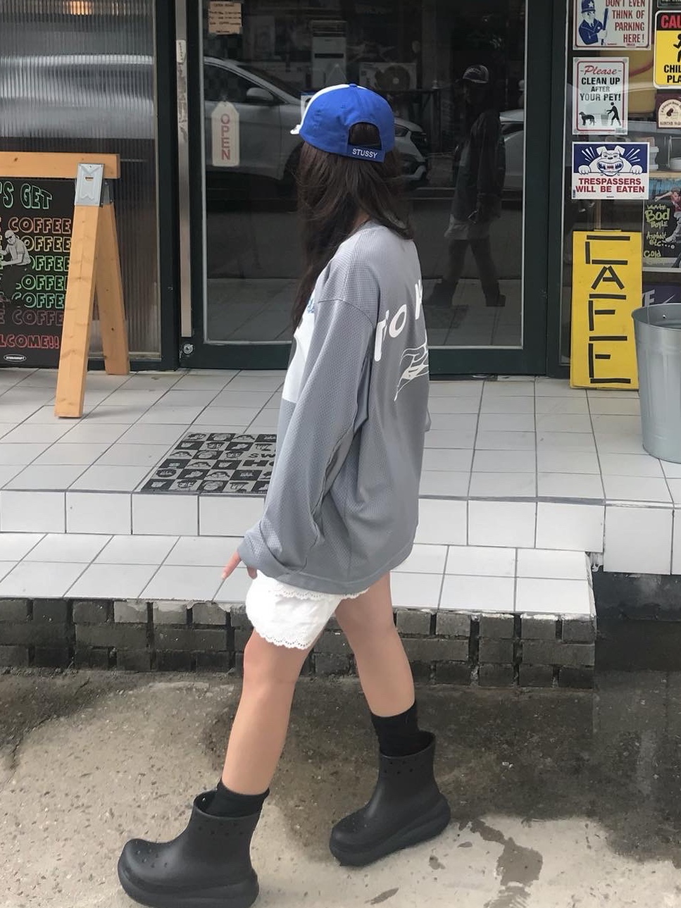 Stussy Souvenir Low Pro Strapback Cap Blue, Crocs Classic Crush Boot Black 착용 스타일 - 3