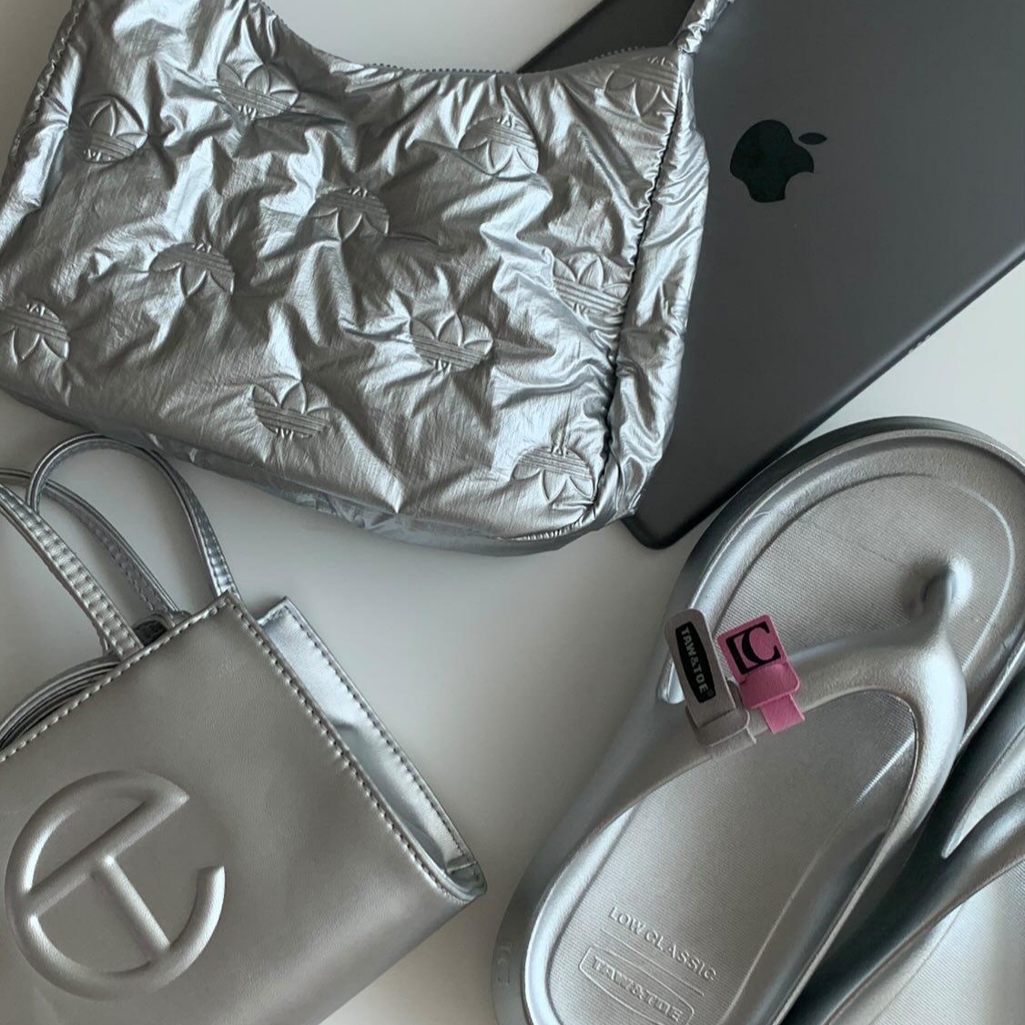 Telfar Small Shopping Bag Silver, Taw&Toe x Low Classic Platform Flip Flop Silver 착용 스타일 - 1