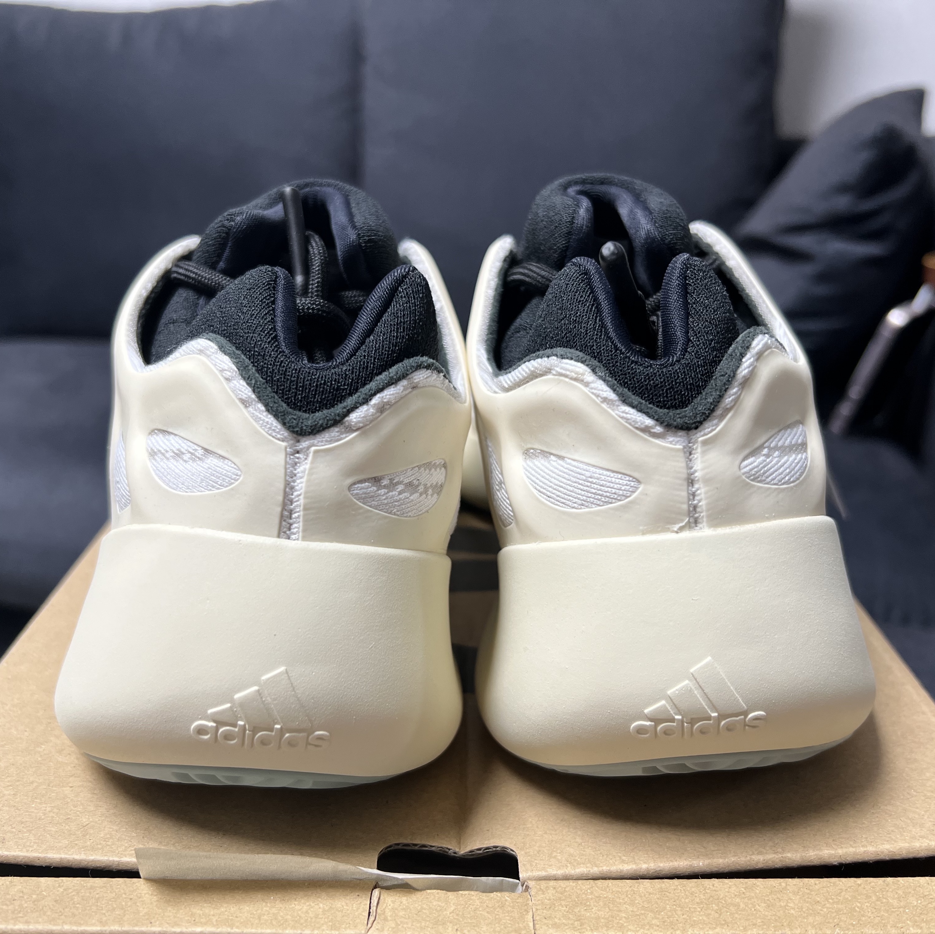 Adidas Yeezy 700 V3 Azael 2022/2023 착용 스타일 - 3