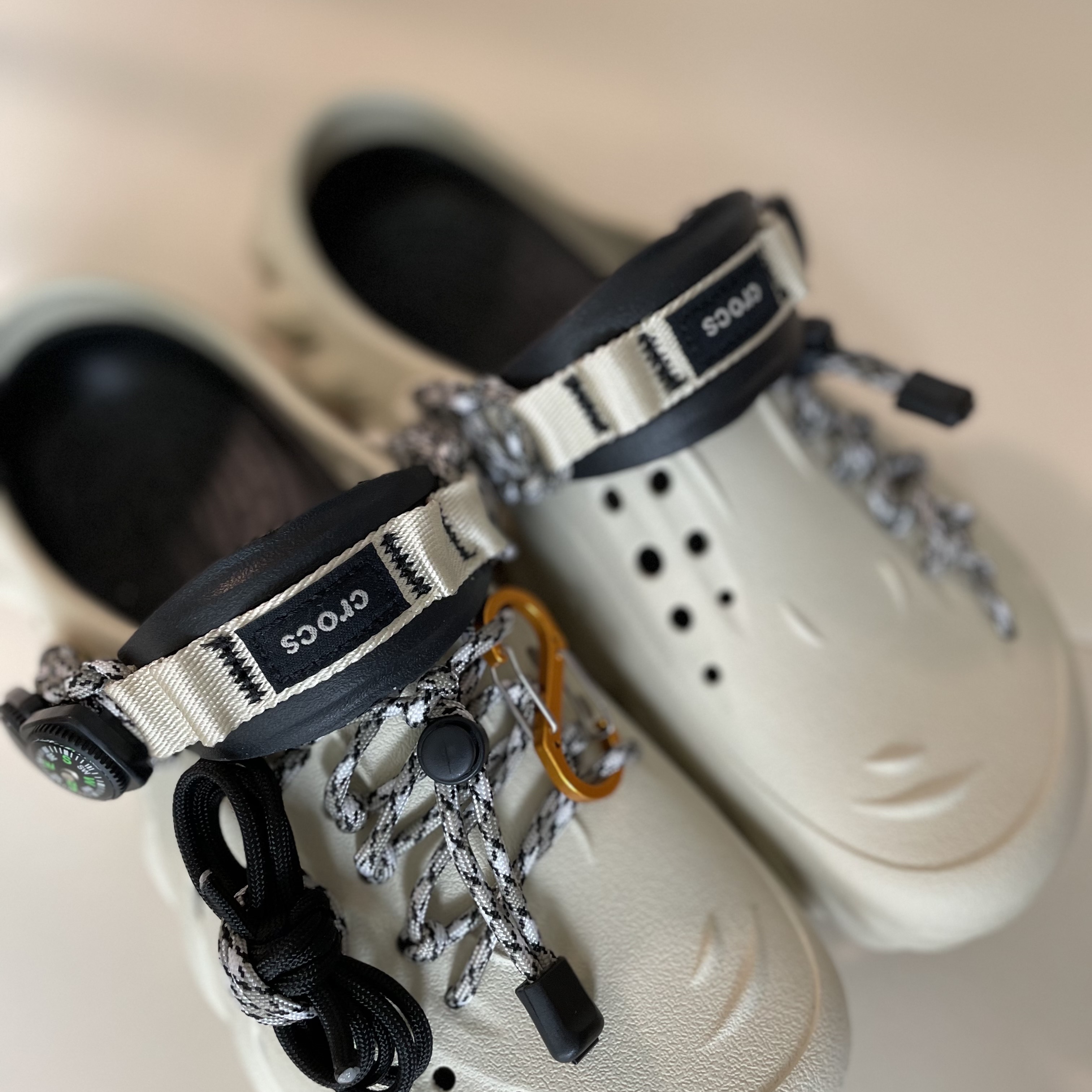 Crocs Echo Clog Bone Black 착용 스타일 - 1