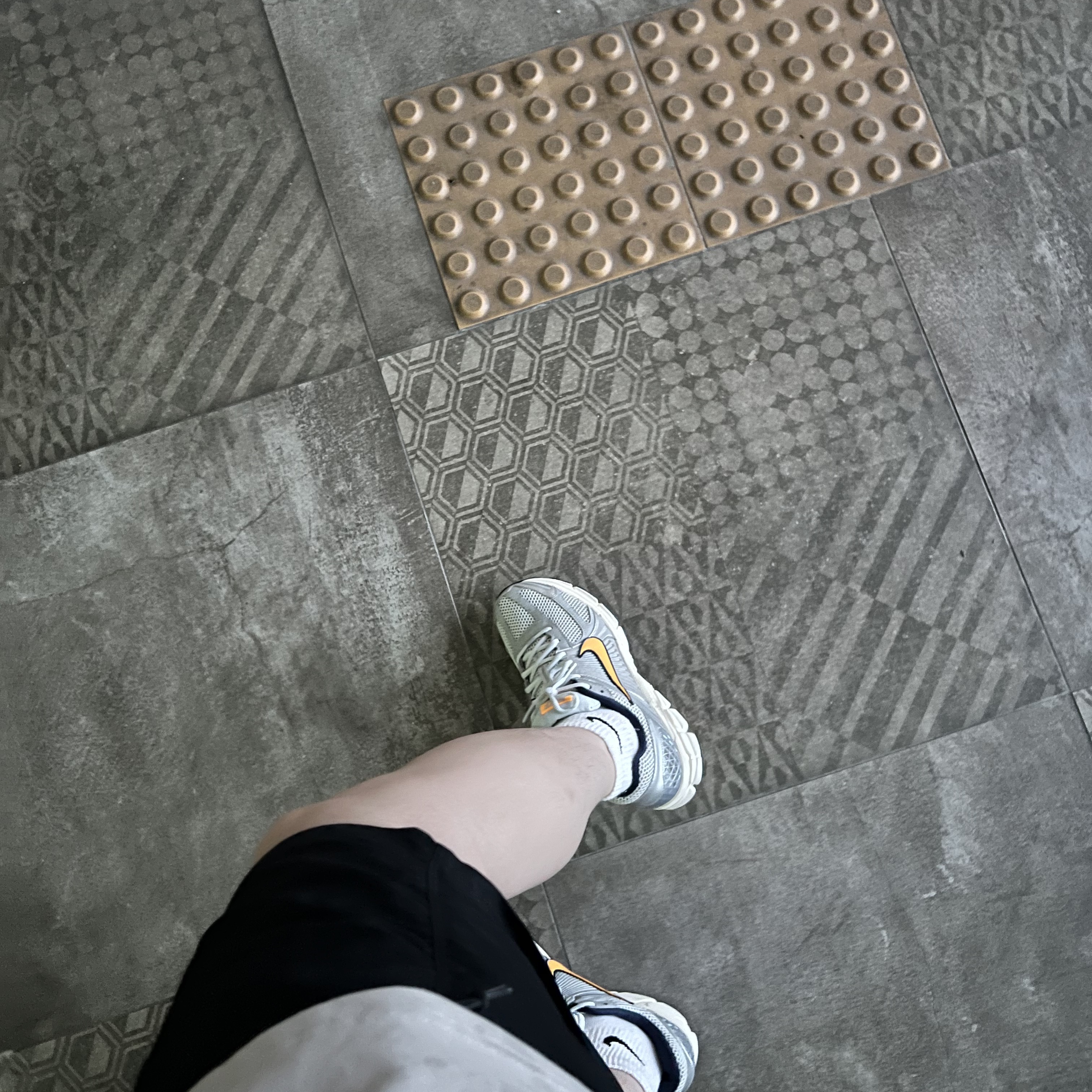 Nike Zoom Vomero 5 Pure Platinum and Laser Orange 착용 스타일