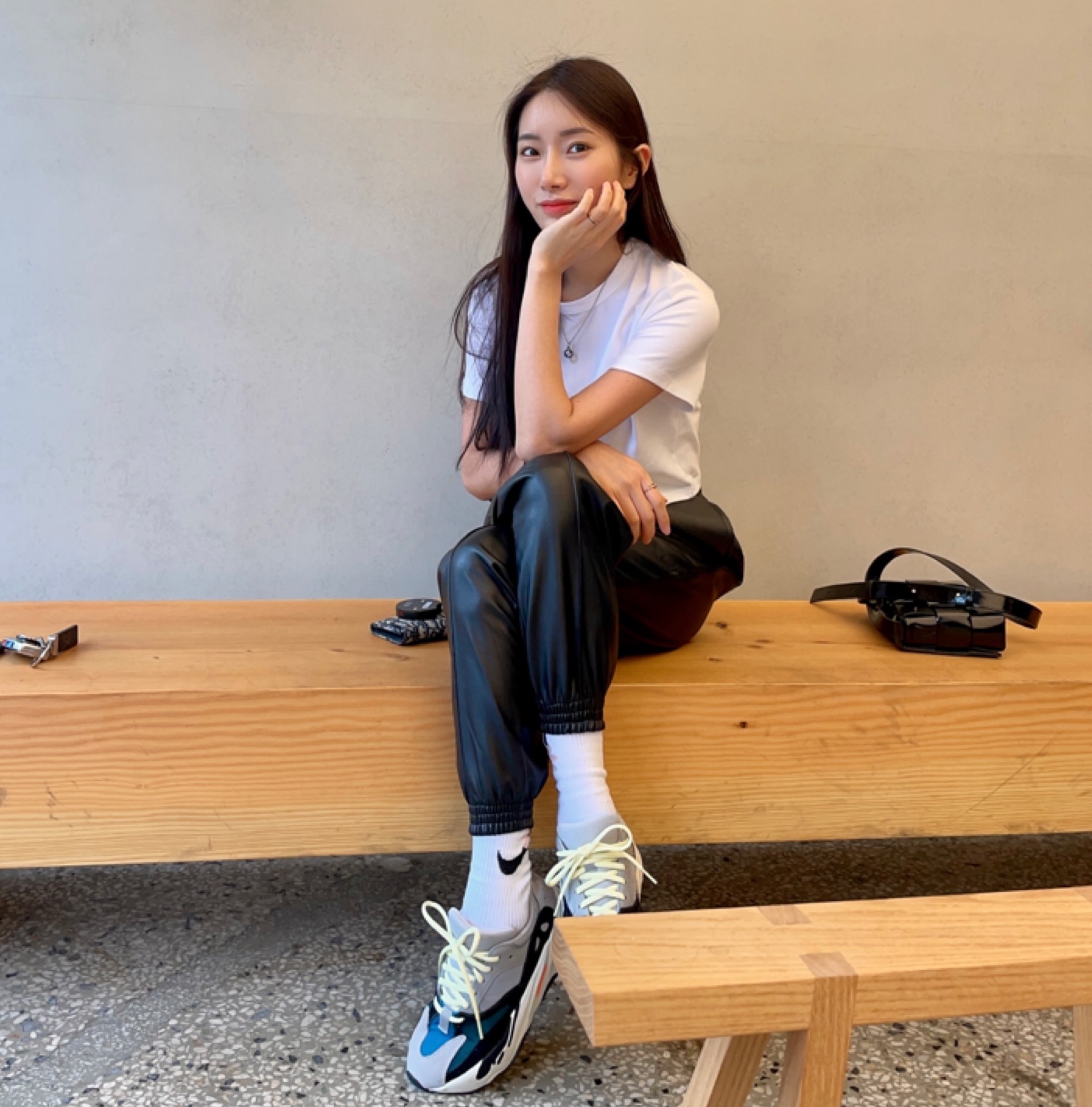 Adidas Yeezy Boost 700 Wave Runner Solid Grey 2021/2022, Gucci Interlocking G Pendant Necklace Silver 착용 스타일 - 1