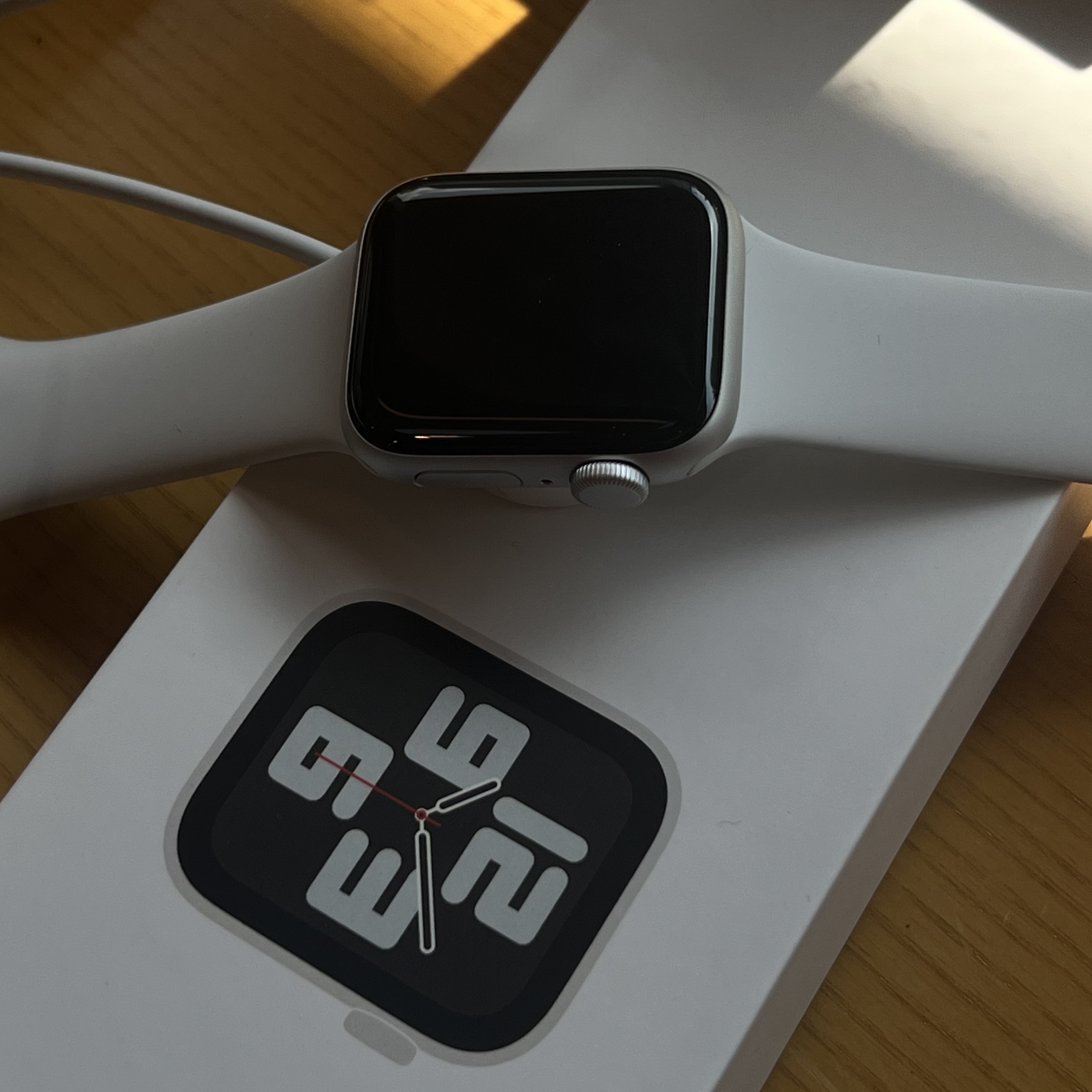 Apple Watch SE 40mm GPS Silver Aluminum Case with Sport Band White (Korean Ver.) 착용 스타일