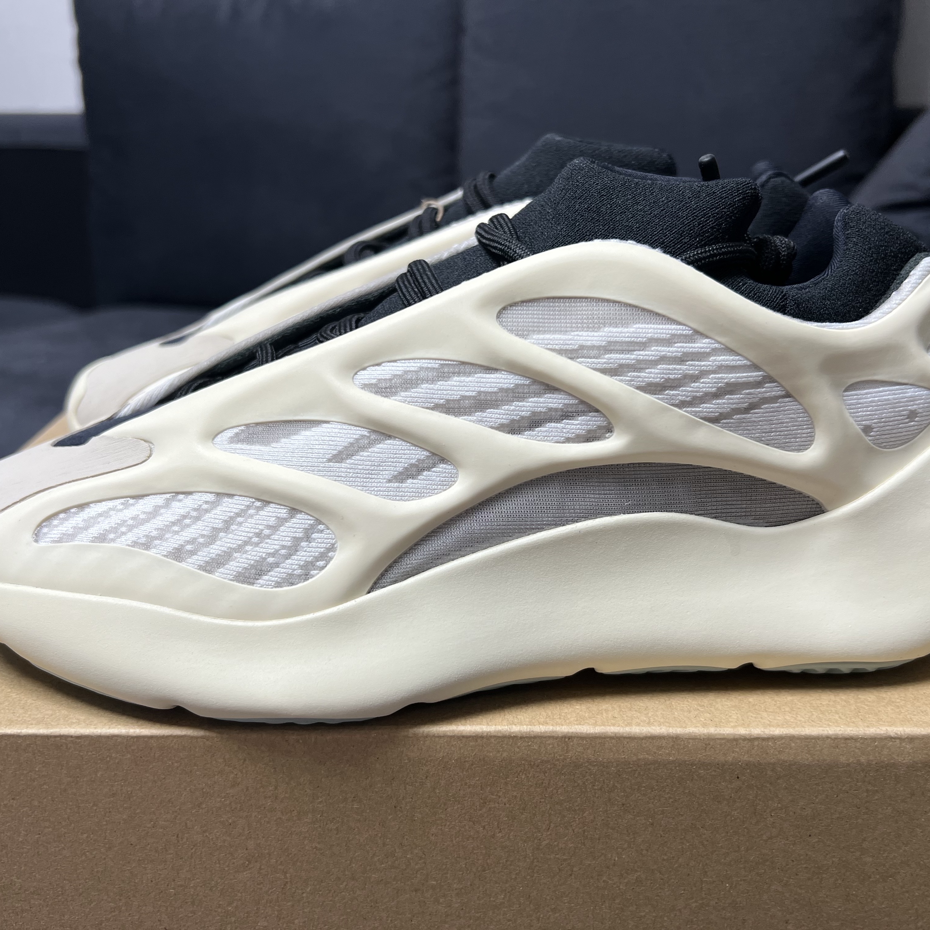 Adidas Yeezy 700 V3 Azael 2022/2023 착용 스타일 - 2