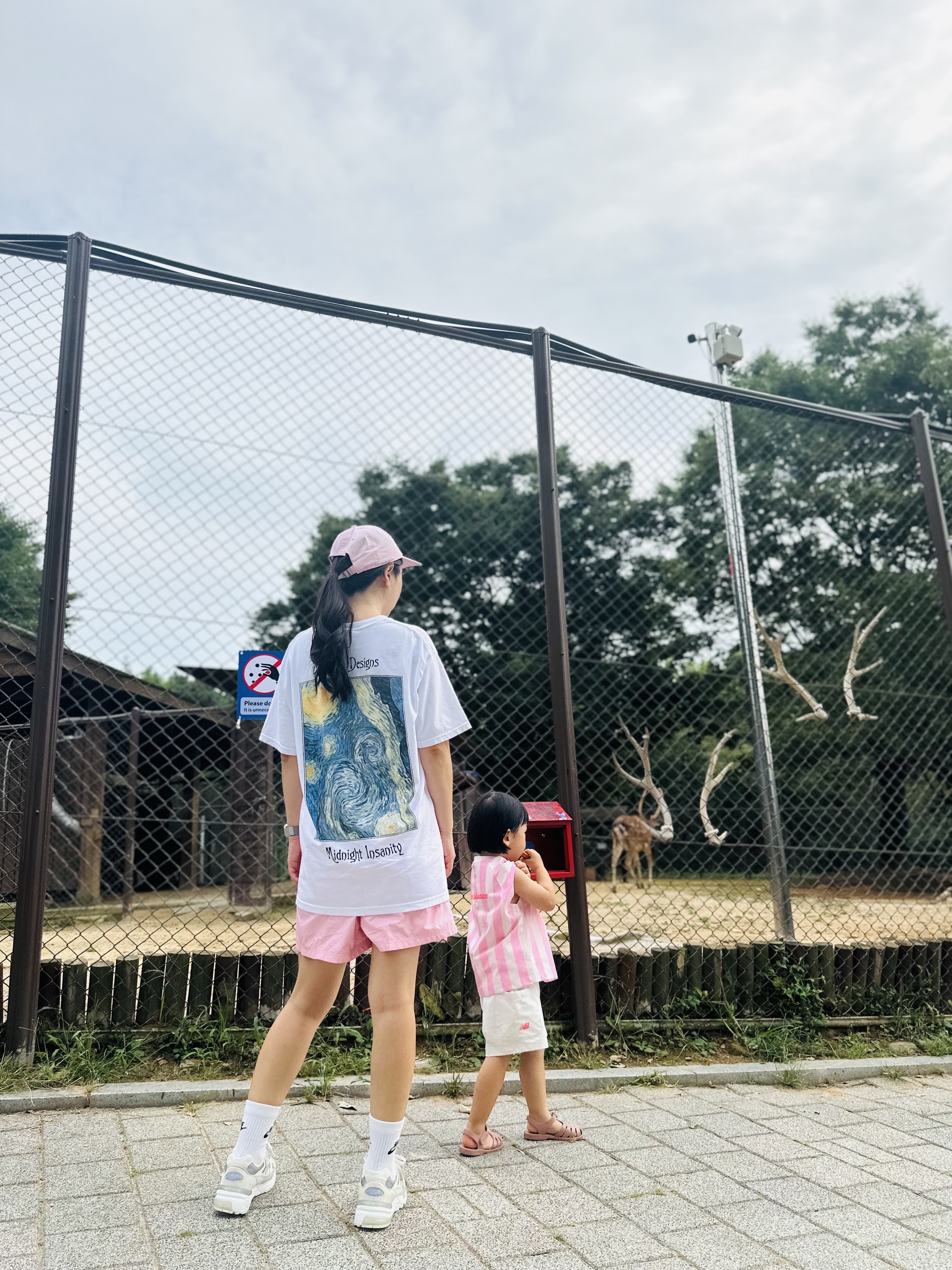 Nike Heritage 86 Futura Washed Cap Pink Foam, Stussy Midnight Insanity T-Shirt White 착용 스타일 - 2