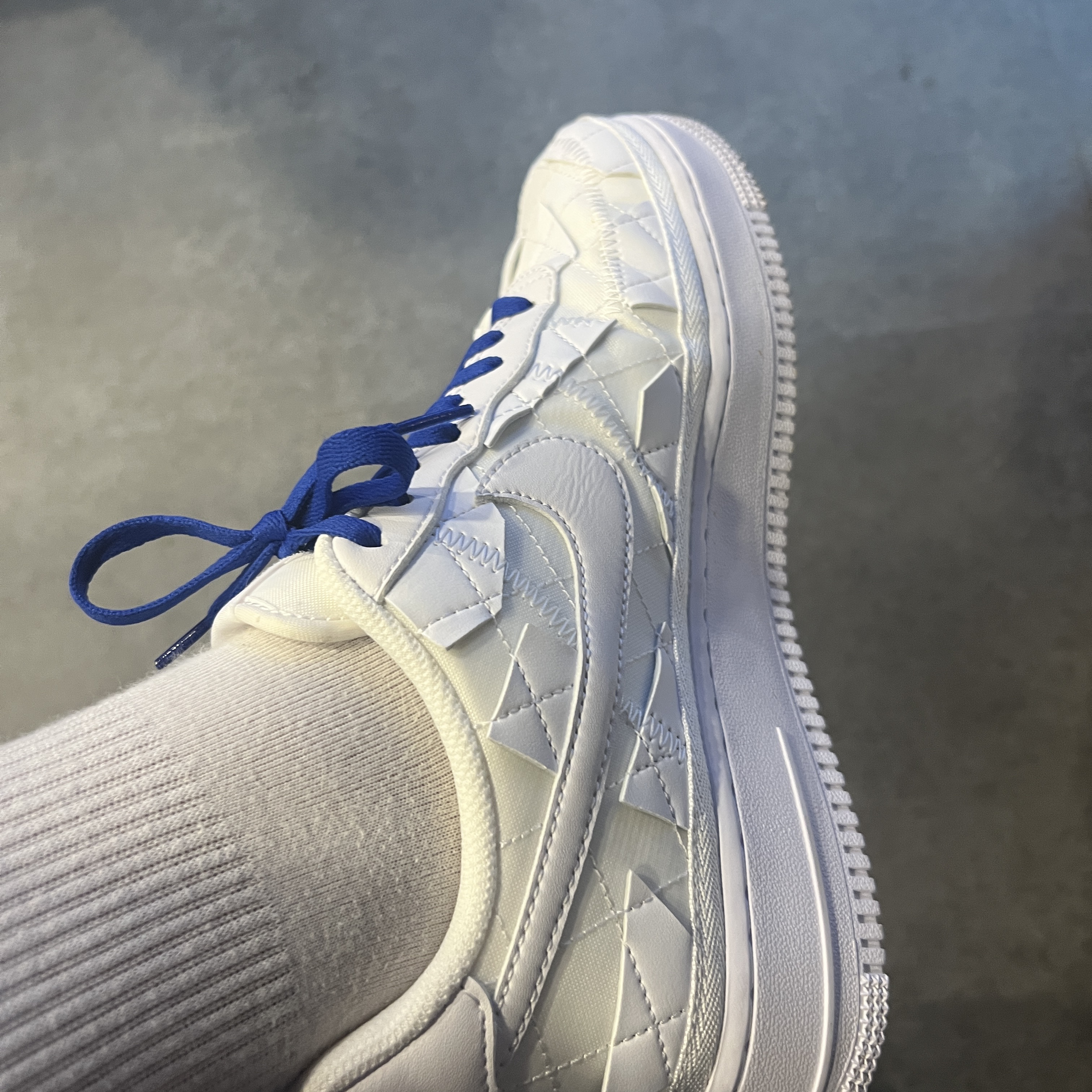 Nike x Billie Eilish Air Force 1 Low SP Triple White 착용 스타일 - 2