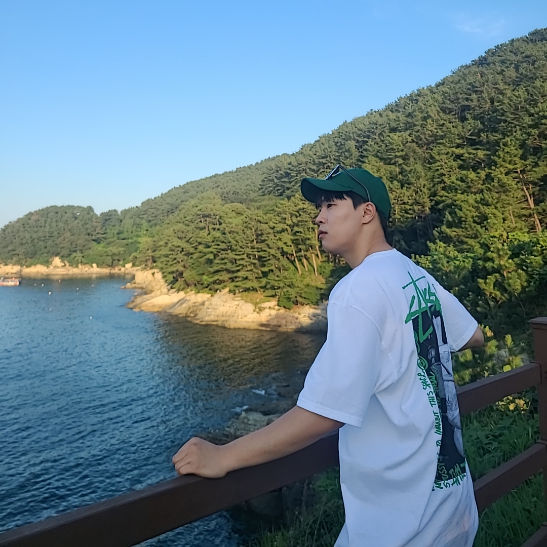 Nike Heritage 86 Futura Washed Cap Gorge Green, Stussy Landin T-Shirt White 착용 스타일 - 1