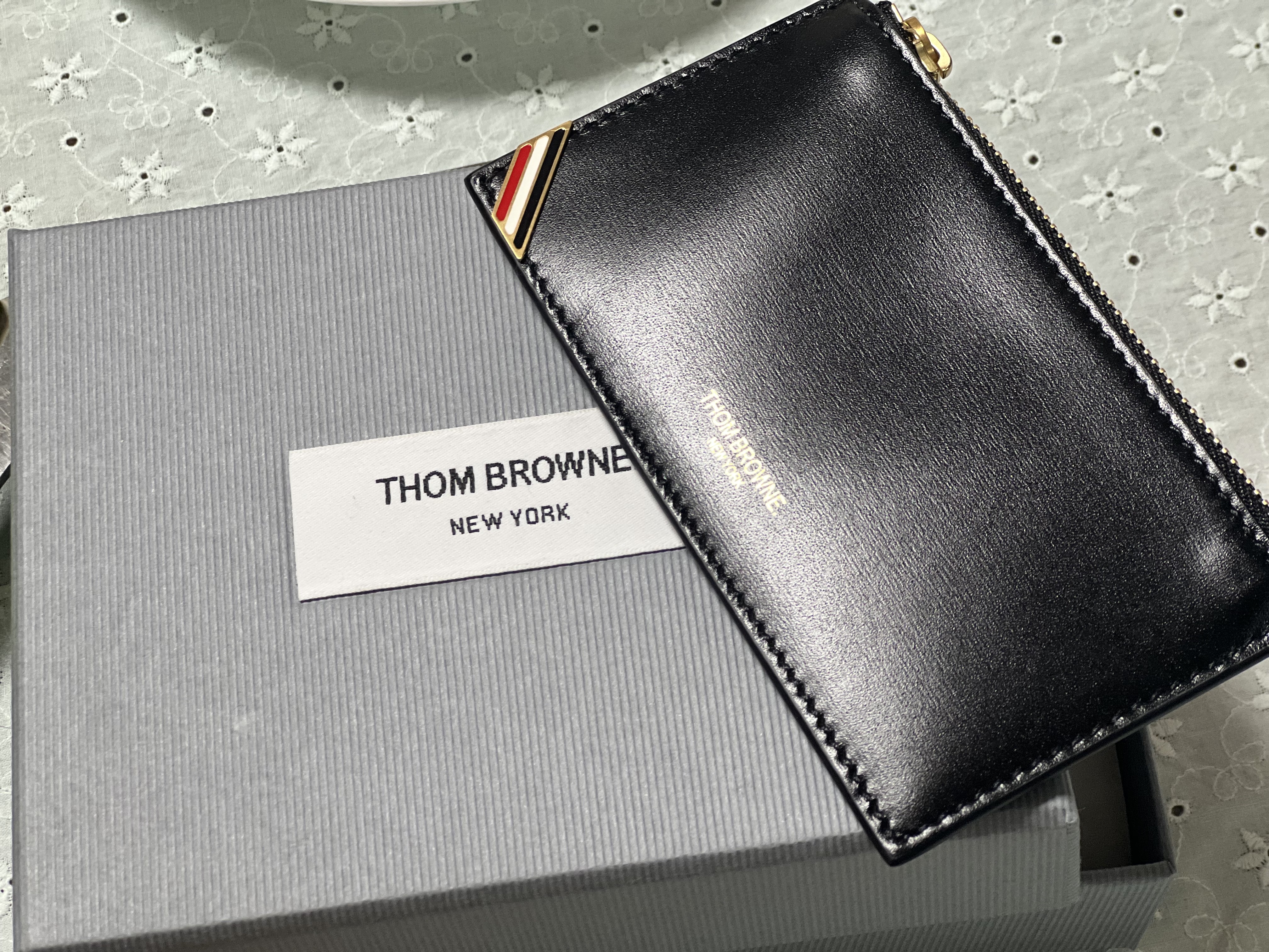 Thom Browne Box Calf Leather RWB Enamel Corner Zipped Card Holder Black 착용 스타일