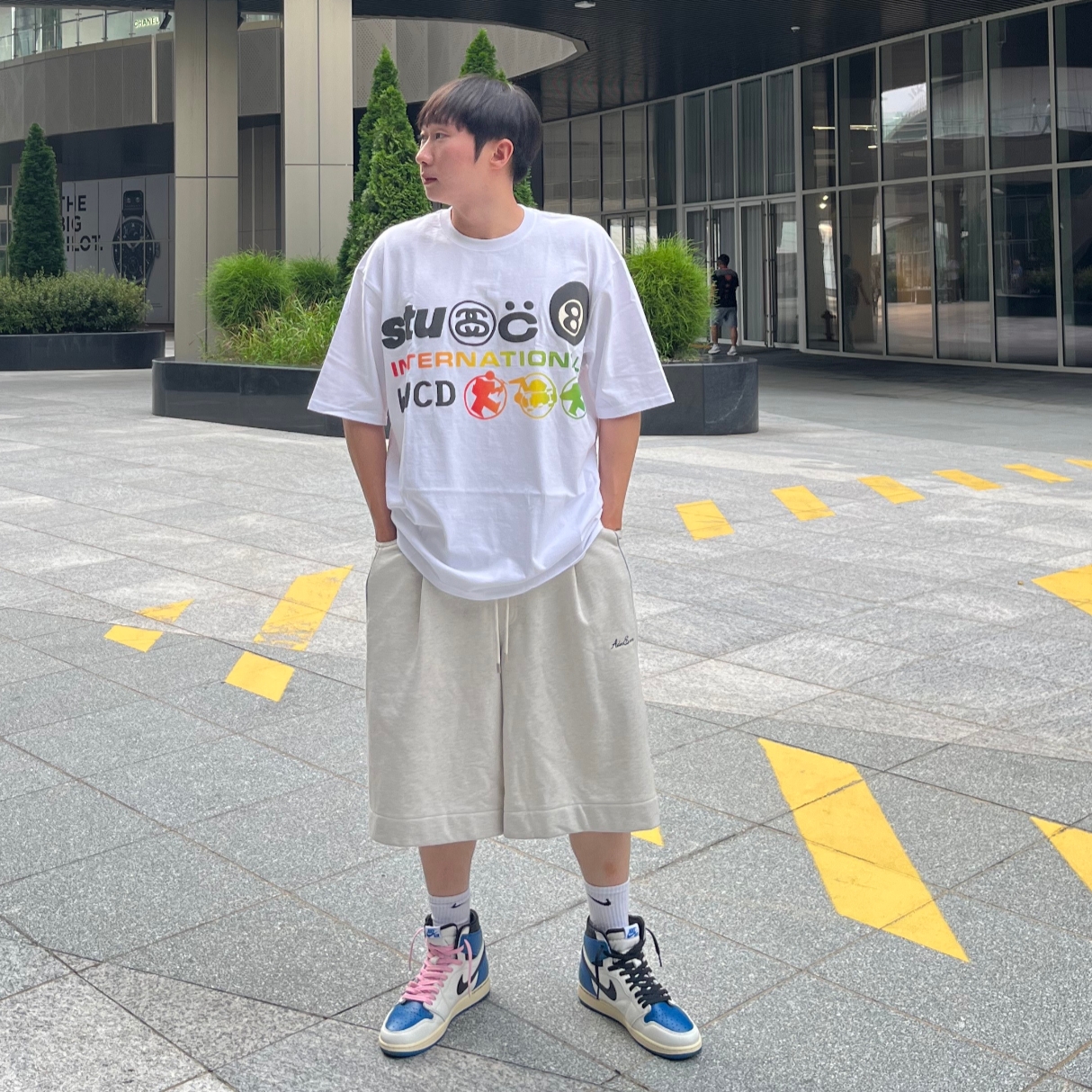 Stussy x Cactus Plant Flea Market International T-Shirt White, Jordan 1 x Travis Scott x Fragment Retro High OG SP Military Blue 착용 스타일 - 1