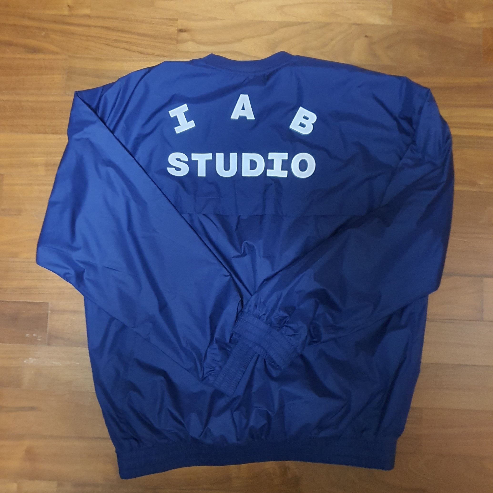 IAB Studio x Asics Navy Woven Shirt 착용 스타일